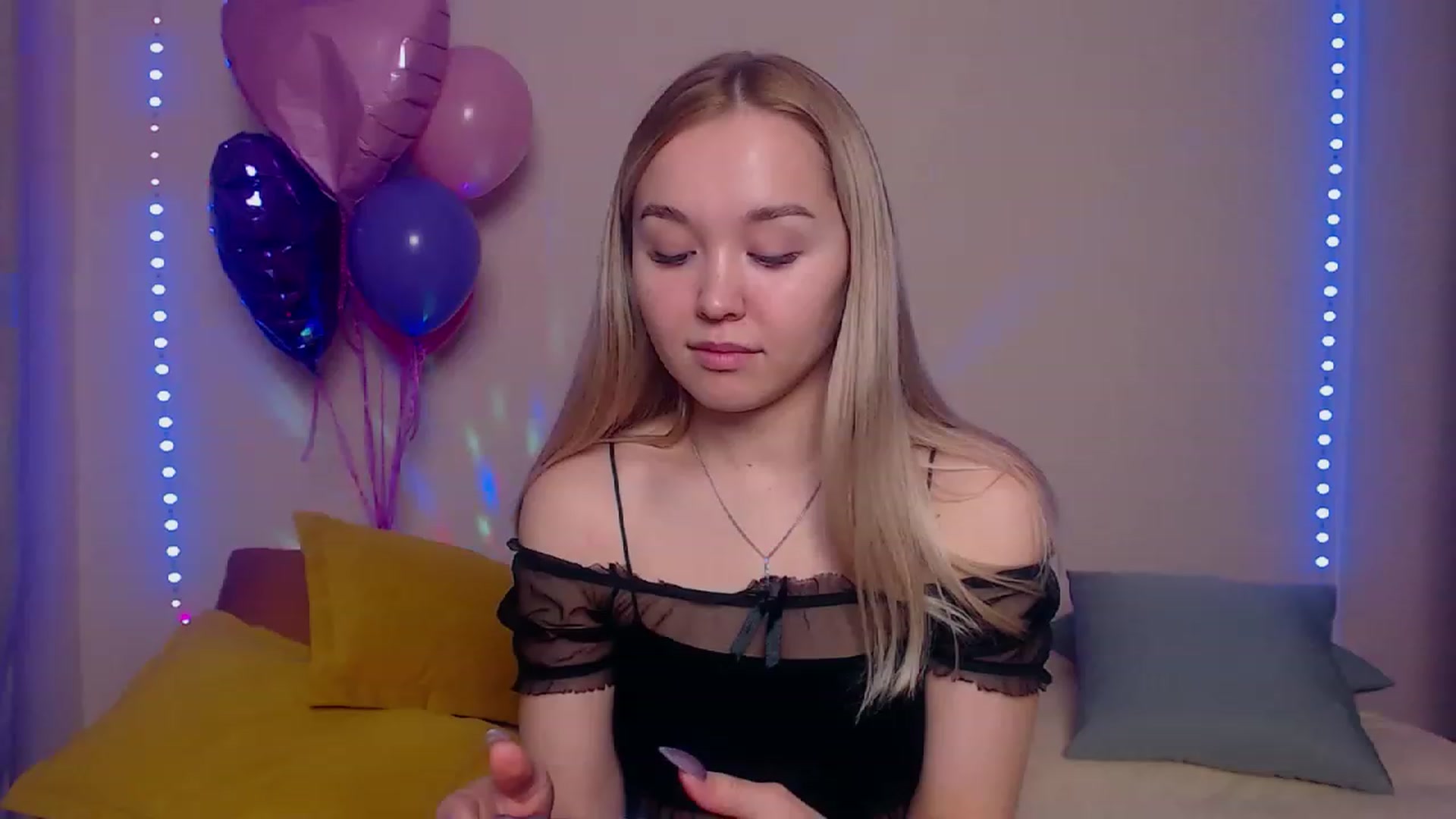 Gallery image thumbnail from HollyMich's myfreecams stream on, 03/20/2023, 06:03 image 7 of 20