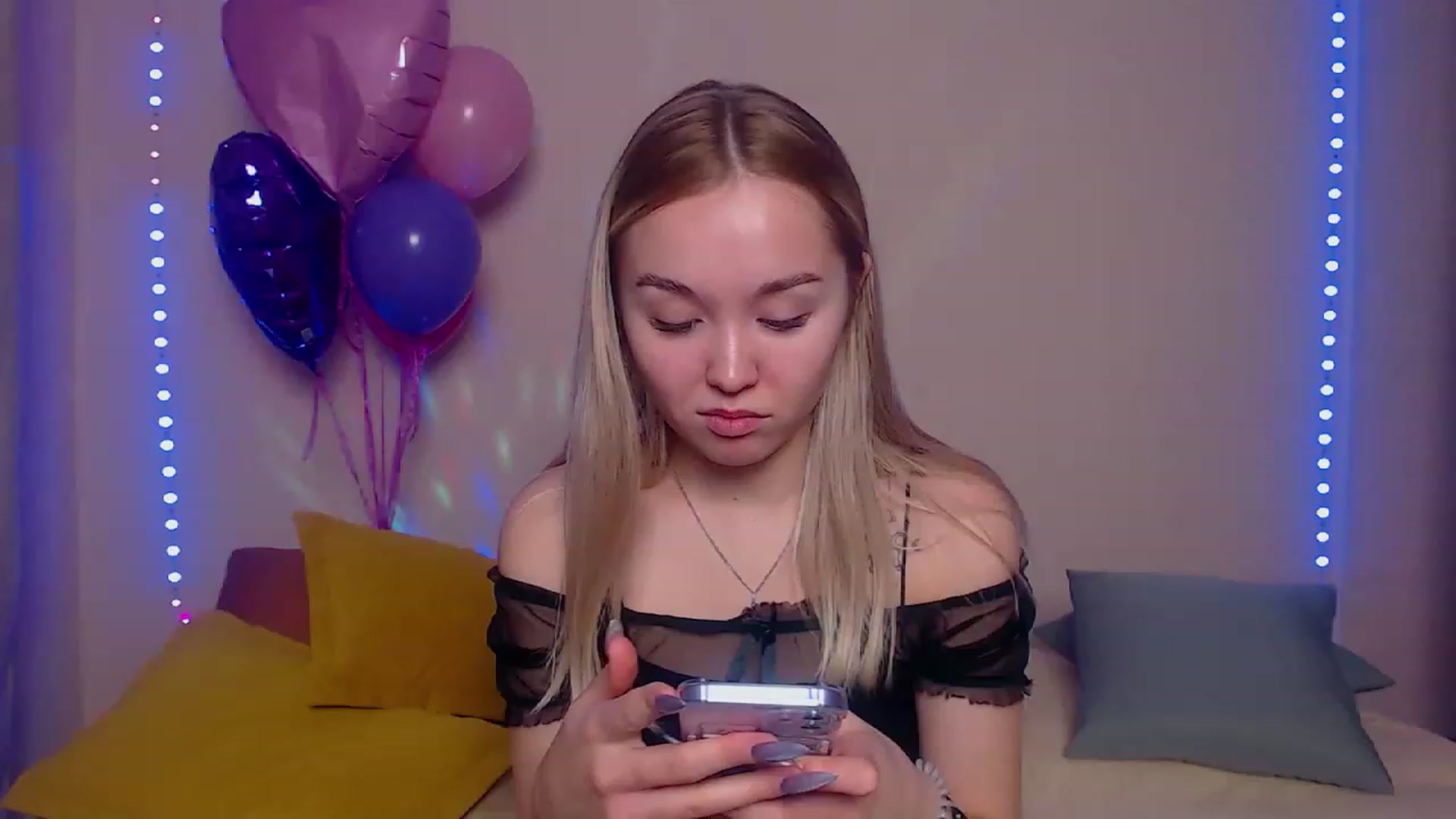 Gallery image thumbnail from HollyMich's myfreecams stream on, 03/20/2023, 06:03 image 8 of 20