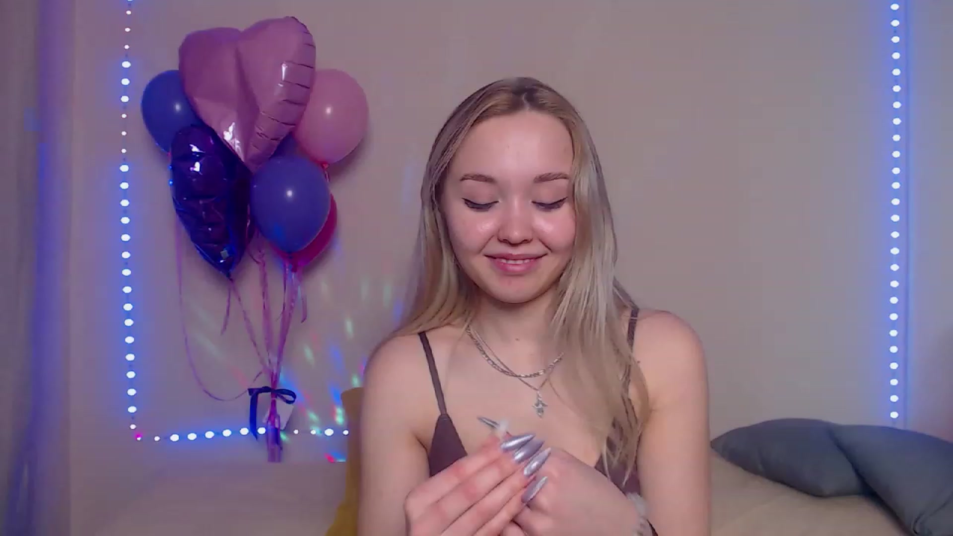Gallery image thumbnail from HollyMich's myfreecams stream on, 03/25/2023, 10:42 image 4 of 20