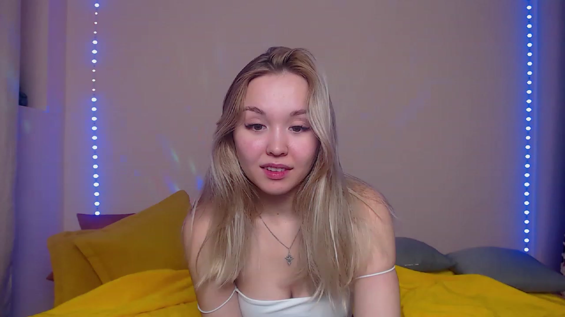 Gallery image thumbnail from HollyMich's myfreecams stream on, 04/04/2023, 07:26 image 7 of 20
