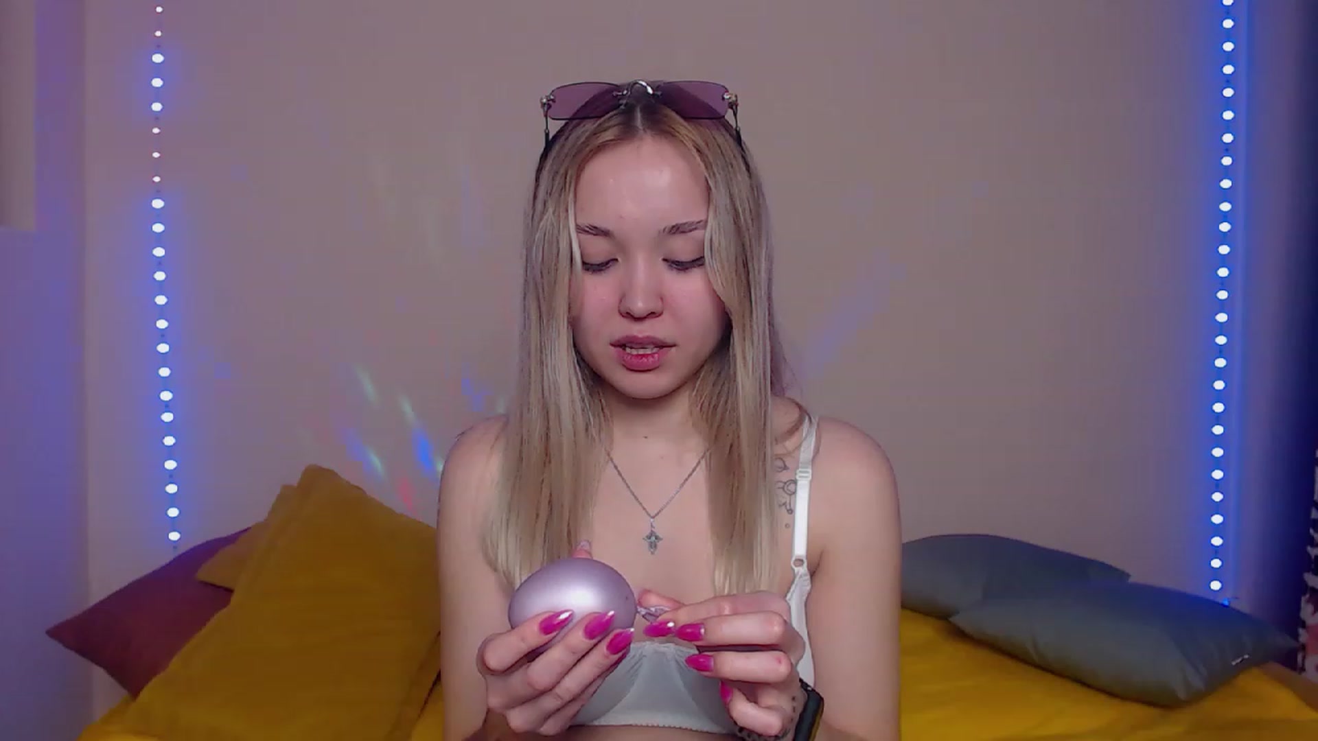 Gallery image thumbnail from HollyMich's myfreecams stream on, 04/24/2023, 10:34 image 18 of 20