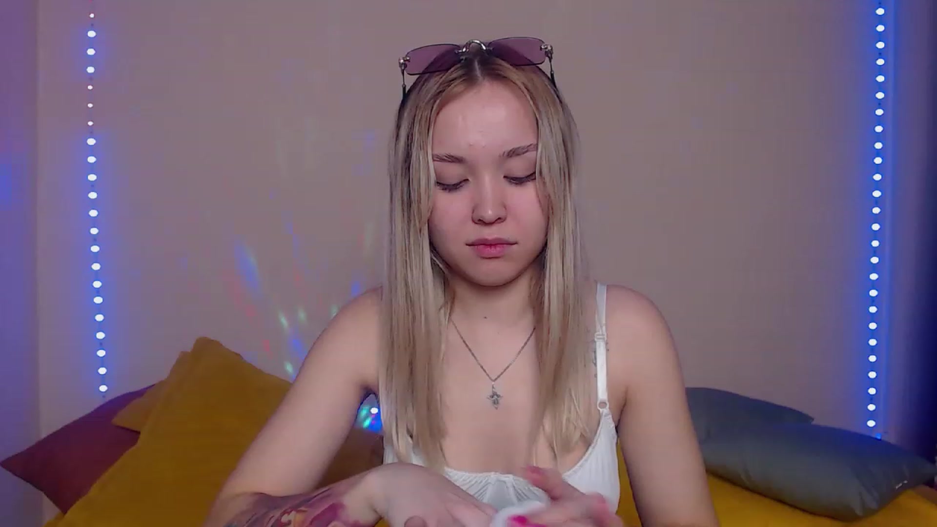 Gallery image thumbnail from HollyMich's myfreecams stream on, 04/24/2023, 10:34 image 17 of 20