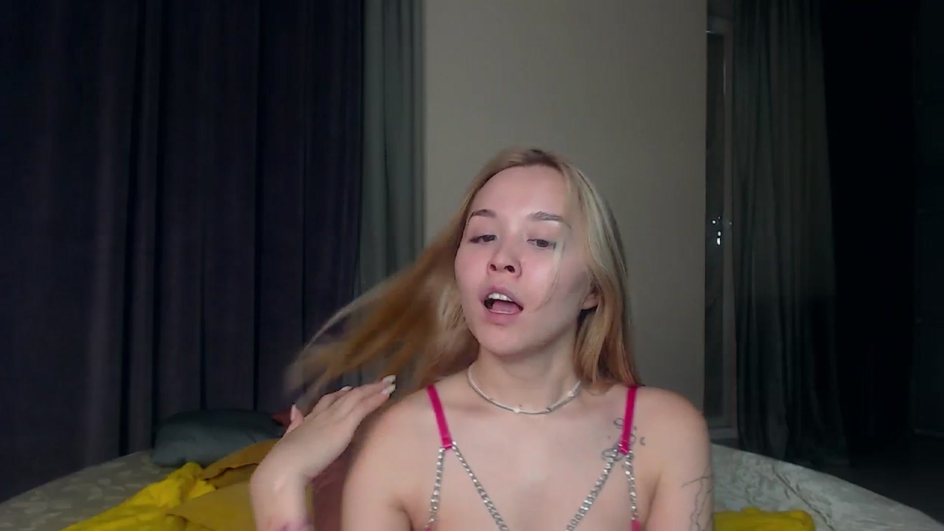 Gallery image thumbnail from HollyMich's myfreecams stream on, 08/01/2023, 11:42 image 15 of 20
