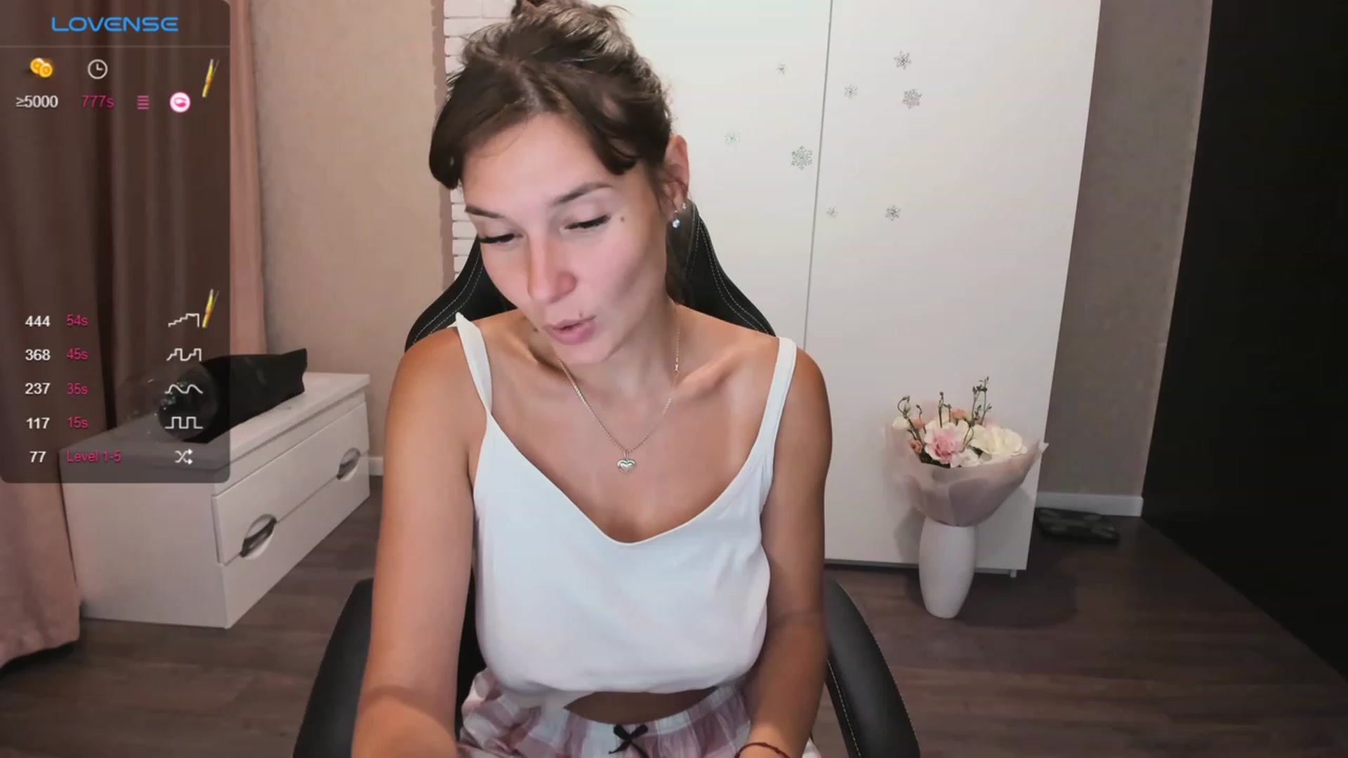 Gallery image thumbnail from HollyMollyy's myfreecams stream on, 09/29/2023, 17:32 image 9 of 20