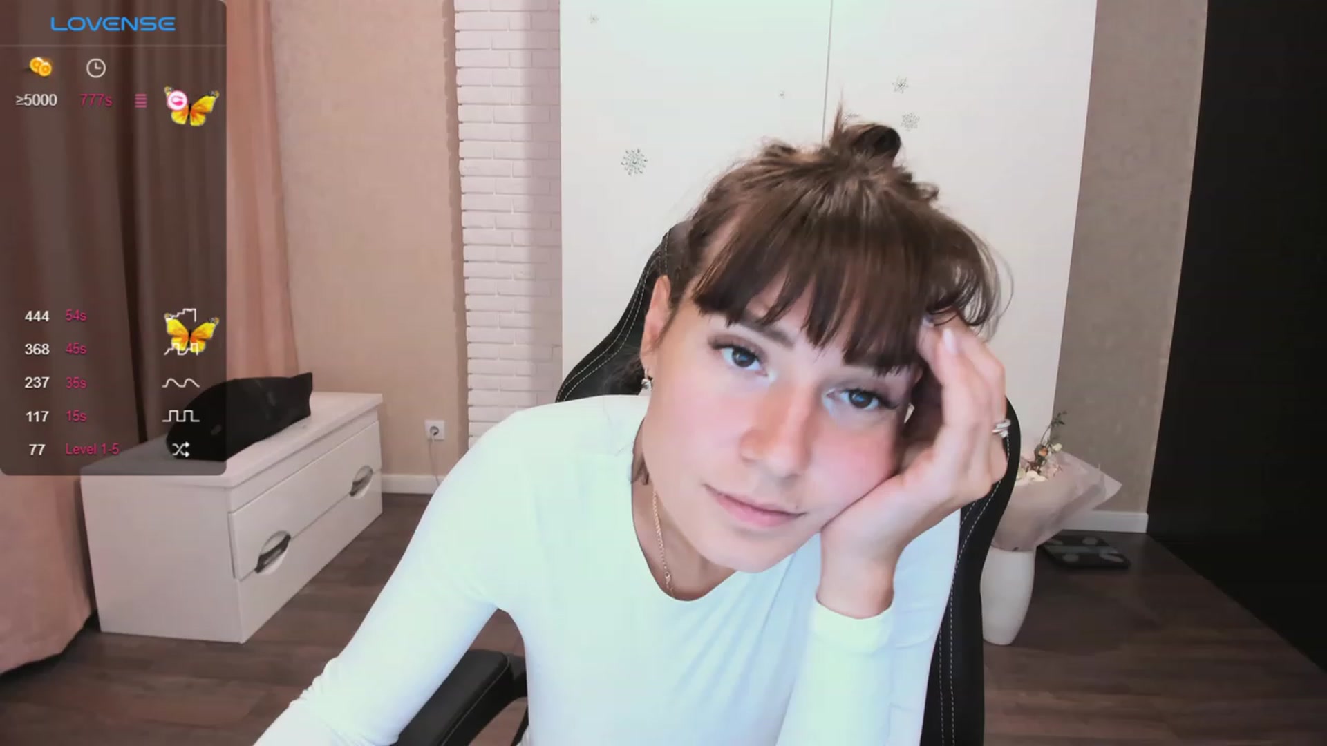 Gallery image thumbnail from HollyMollyy's myfreecams stream on, 10/04/2023, 15:49 image 13 of 20