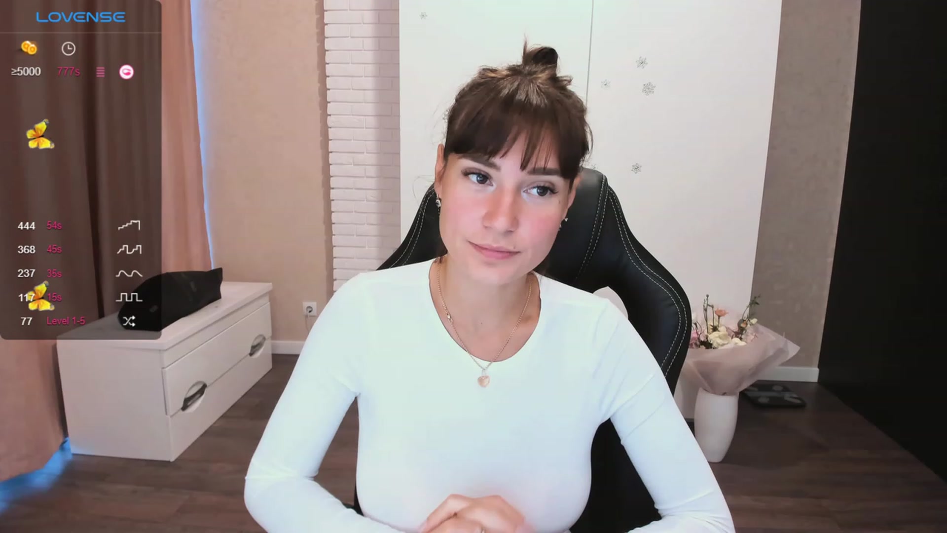 Gallery image thumbnail from HollyMollyy's myfreecams stream on, 10/04/2023, 15:49 image 9 of 20