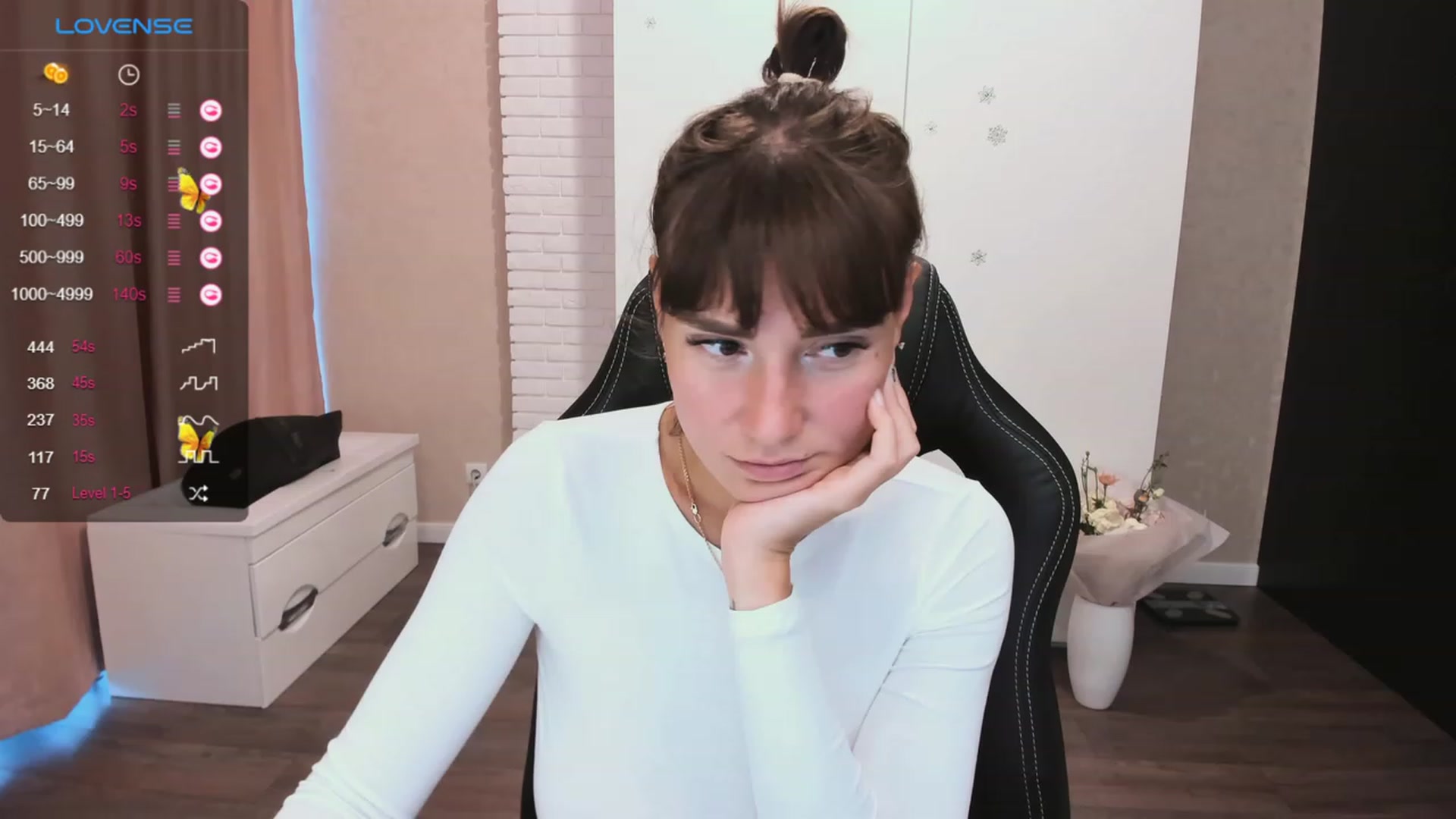 Gallery image thumbnail from HollyMollyy's myfreecams stream on, 10/04/2023, 15:49 image 8 of 20