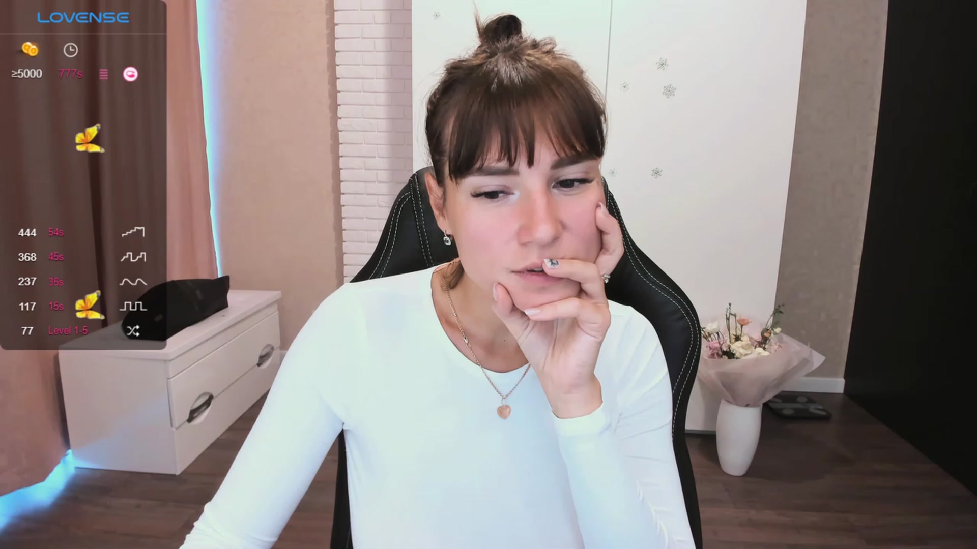 Gallery image thumbnail from HollyMollyy's myfreecams stream on, 10/04/2023, 15:49 image 6 of 20