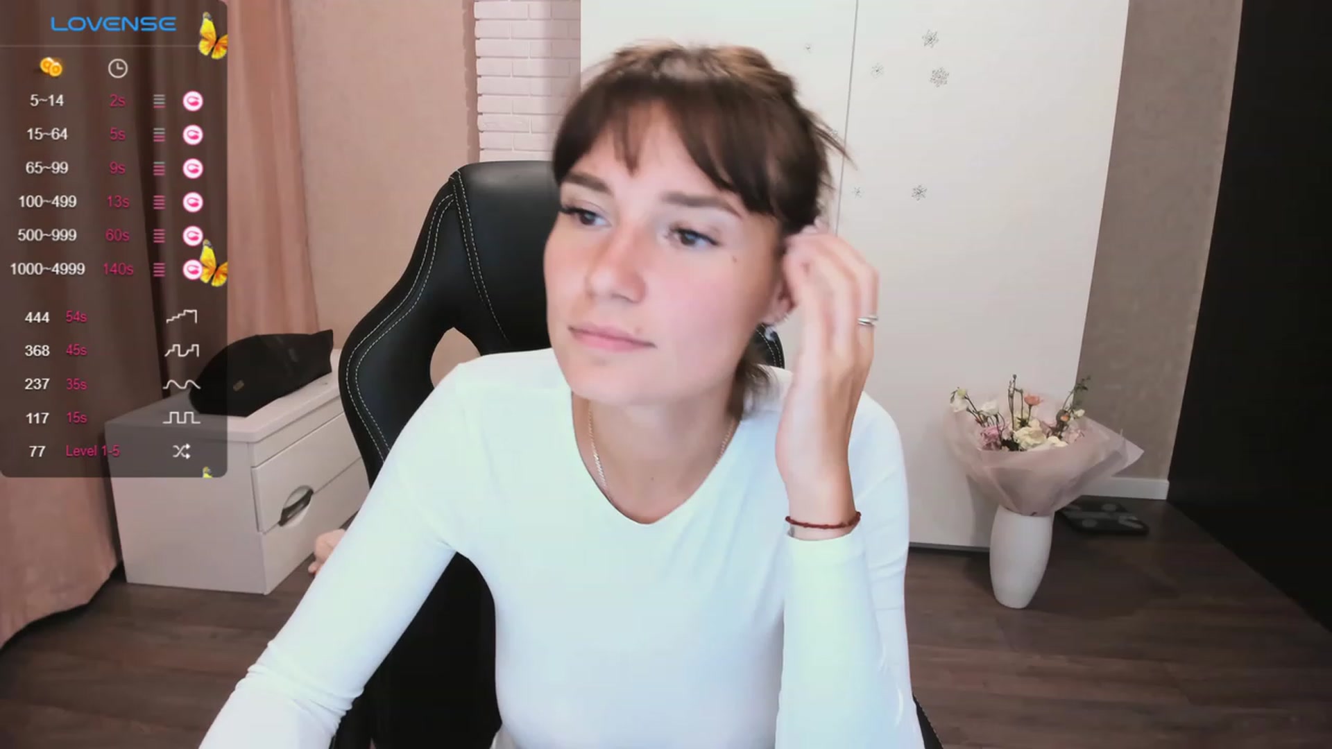Gallery image thumbnail from HollyMollyy's myfreecams stream on, 10/04/2023, 17:22 image 9 of 20