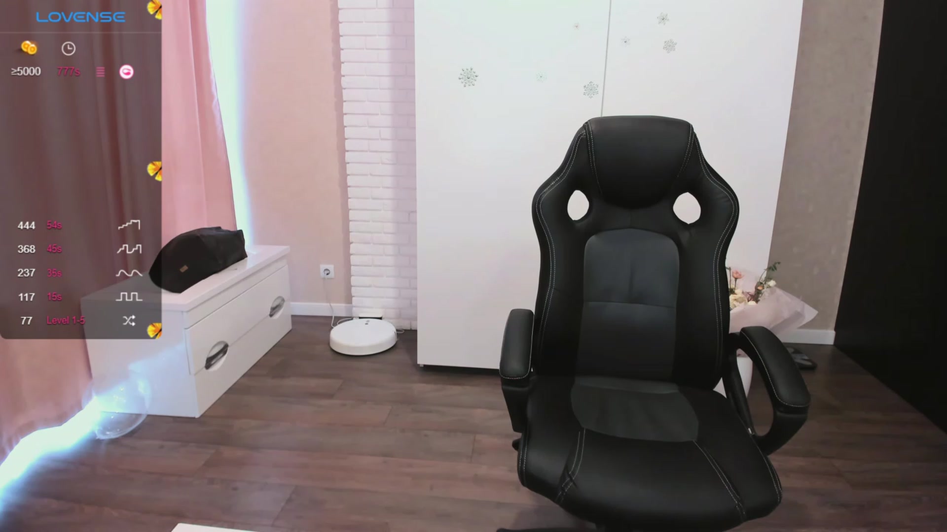 Gallery image thumbnail from HollyMollyy's myfreecams stream on, 10/06/2023, 13:31 image 14 of 20