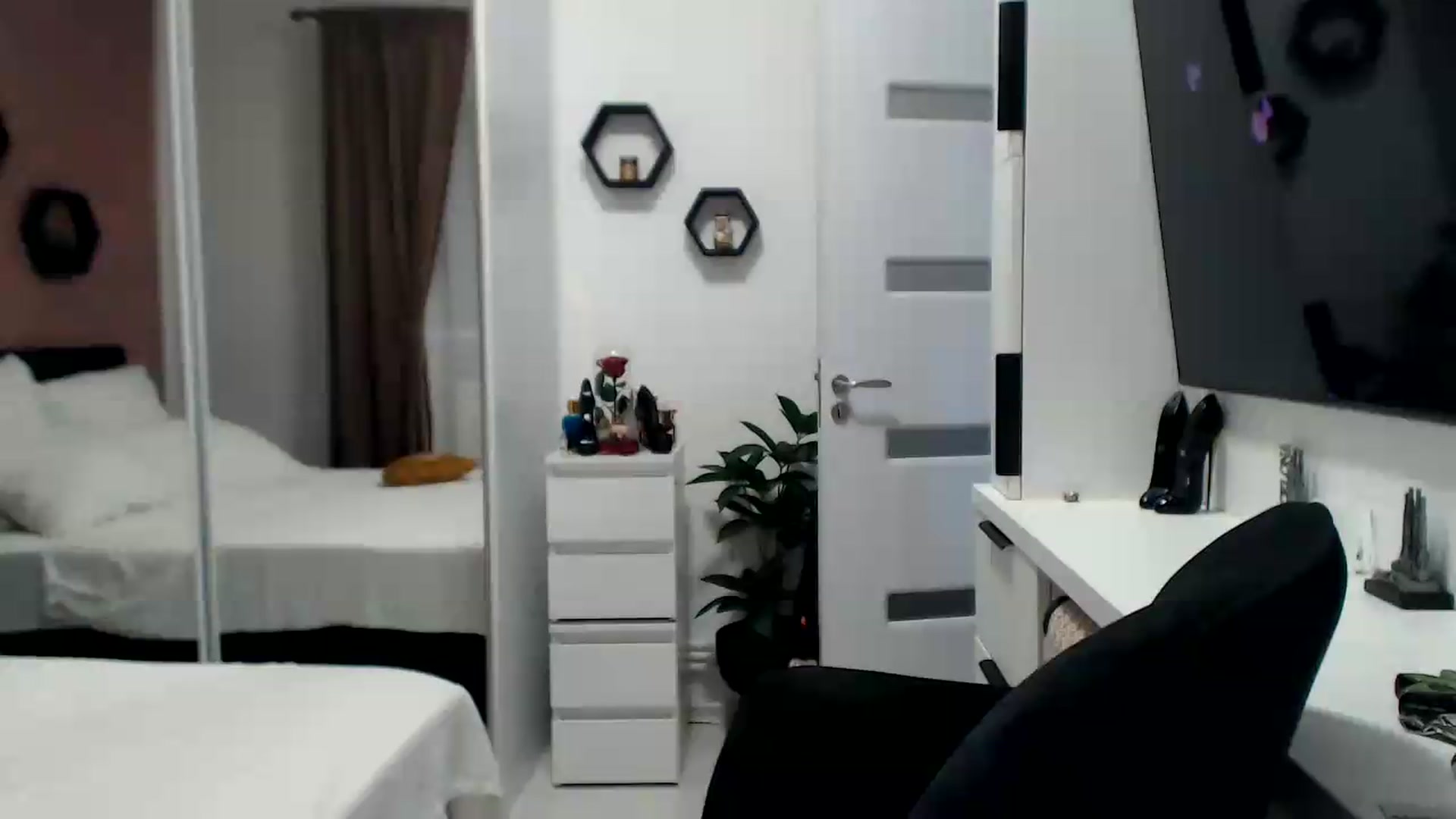 Gallery image thumbnail from HollyMollyyy's myfreecams stream on, 08/06/2026, 12:12 image 16 of 20