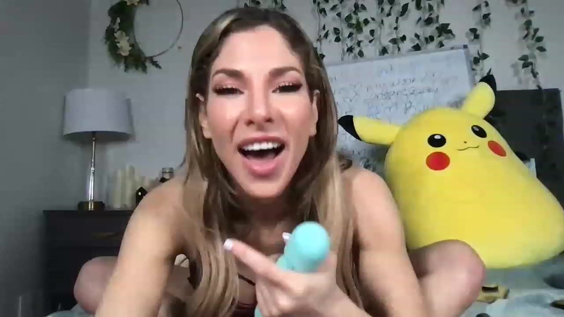 Gallery image thumbnail from HollyTreats's myfreecams stream on, 02/06/2023, 24:01 image 8 of 20