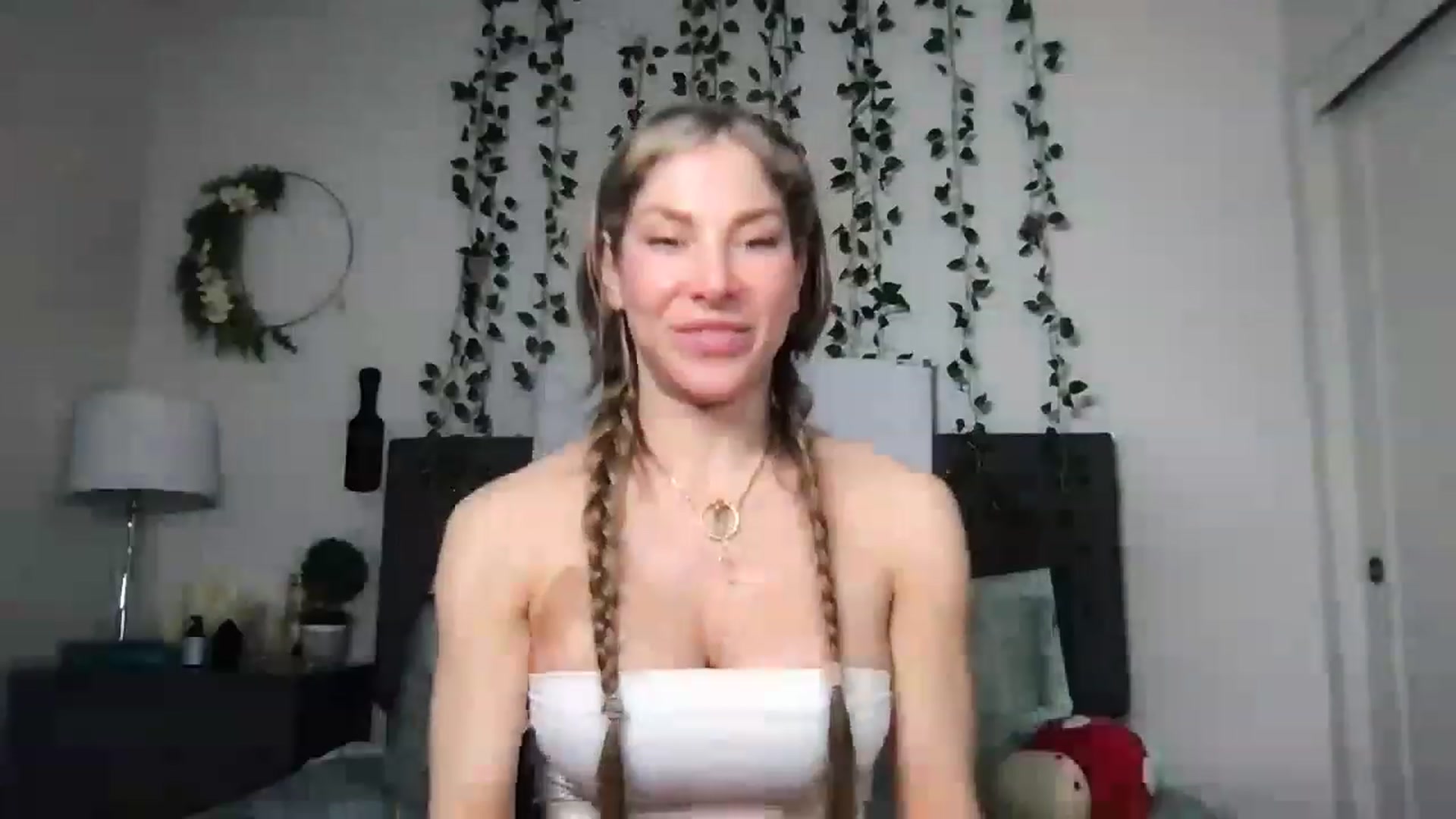 Gallery image thumbnail from HollyTreats's myfreecams stream on, 03/08/2023, 08:29 image 4 of 20