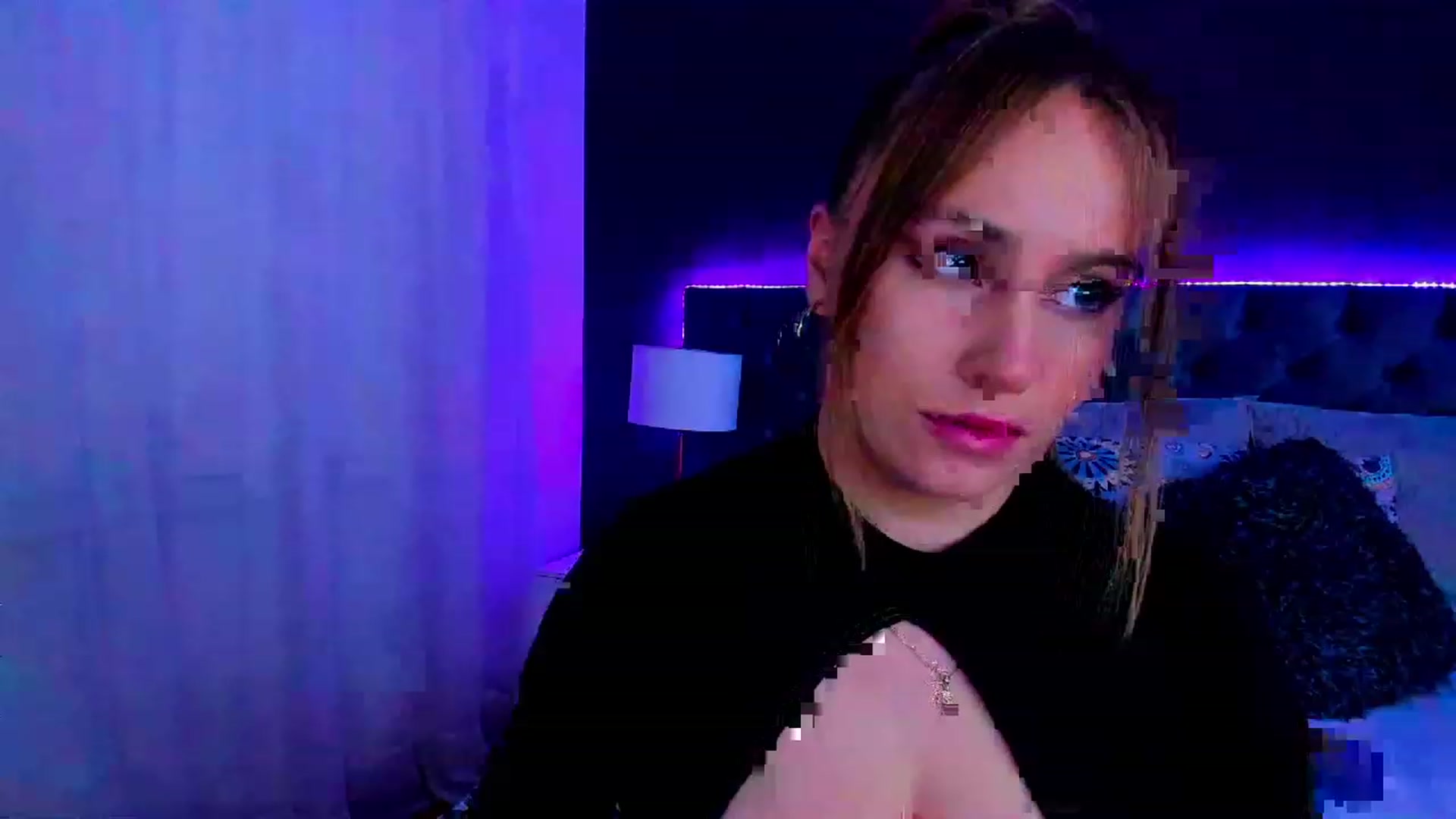 Gallery image thumbnail from Holly_Blonde1's myfreecams stream on, 11/24/2022, 06:38 image 18 of 20