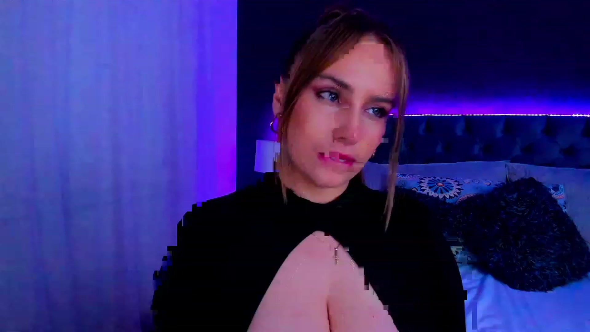 Gallery image thumbnail from Holly_Blonde1's myfreecams stream on, 11/24/2022, 06:38 image 17 of 20