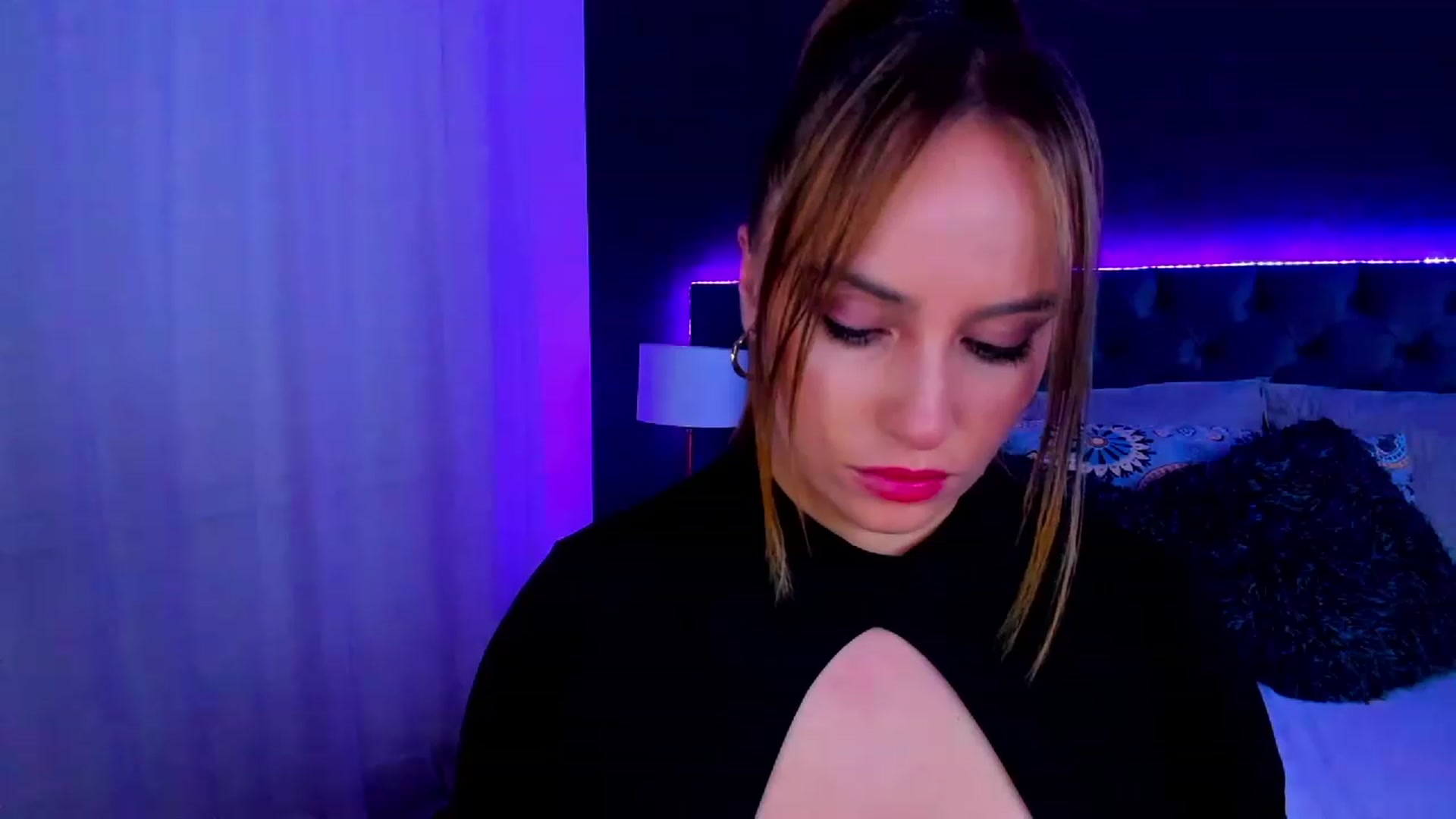 Gallery image thumbnail from Holly_Blonde1's myfreecams stream on, 11/24/2022, 06:54 image 15 of 20