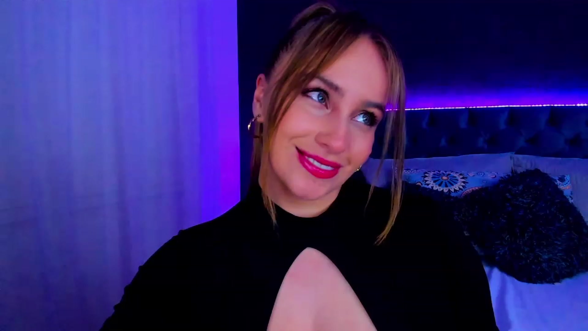 Gallery image thumbnail from Holly_Blonde1's myfreecams stream on, 11/24/2022, 06:54 image 11 of 20