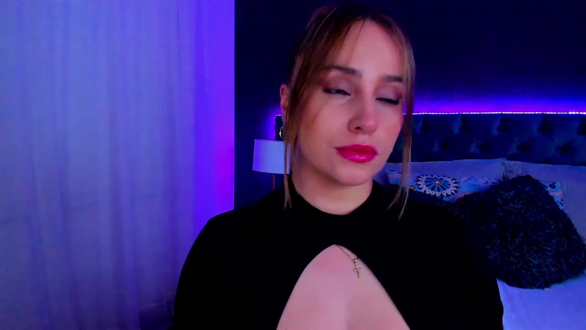 Gallery image thumbnail from Holly_Blonde1's myfreecams stream on, 11/24/2022, 06:54 image 7 of 20