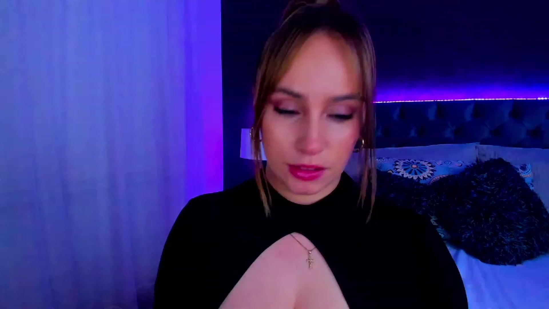 Gallery image thumbnail from Holly_Blonde1's myfreecams stream on, 11/24/2022, 06:54 image 2 of 20