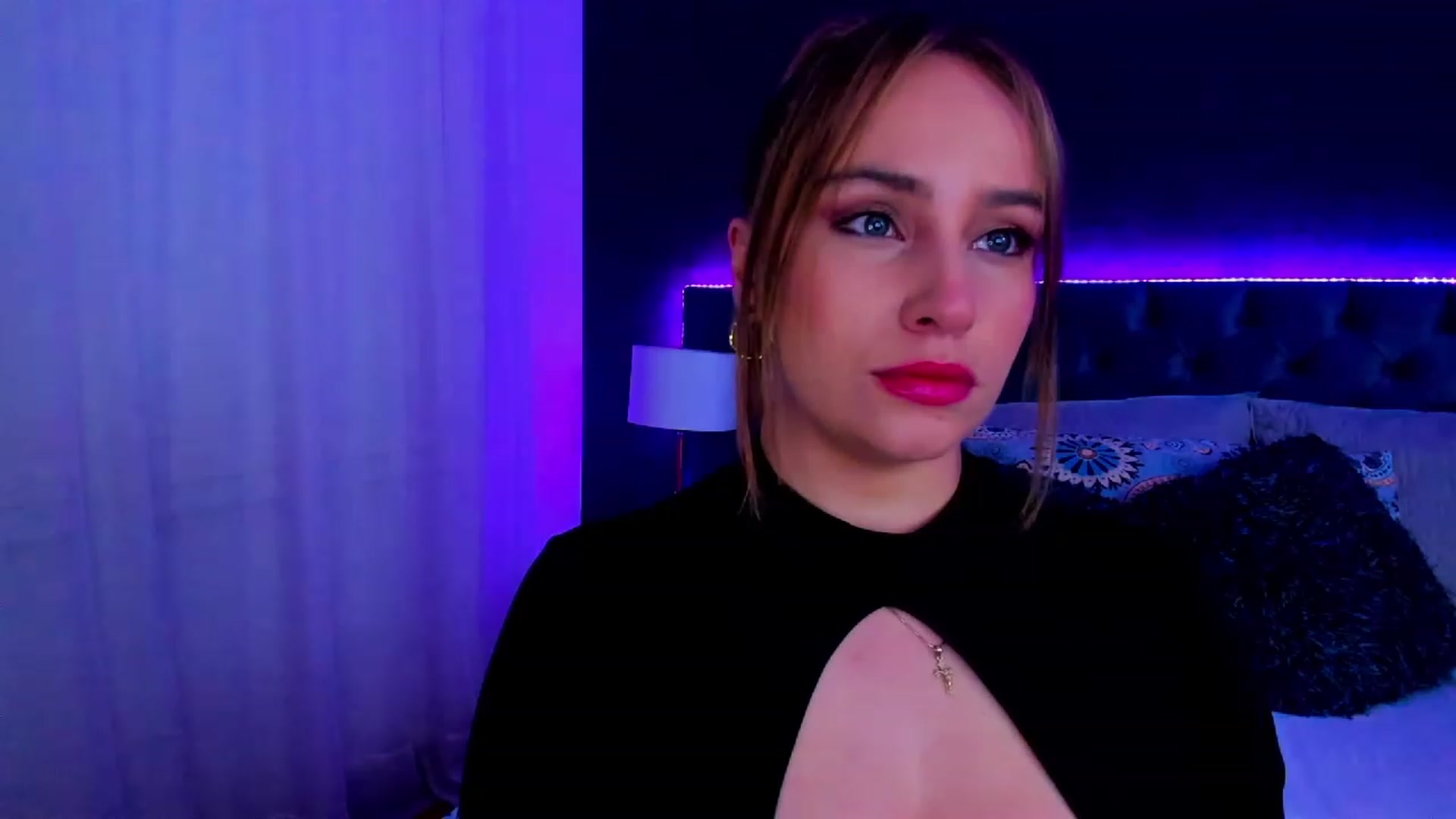 Gallery image thumbnail from Holly_Blonde1's myfreecams stream on, 11/24/2022, 06:54 image 8 of 20