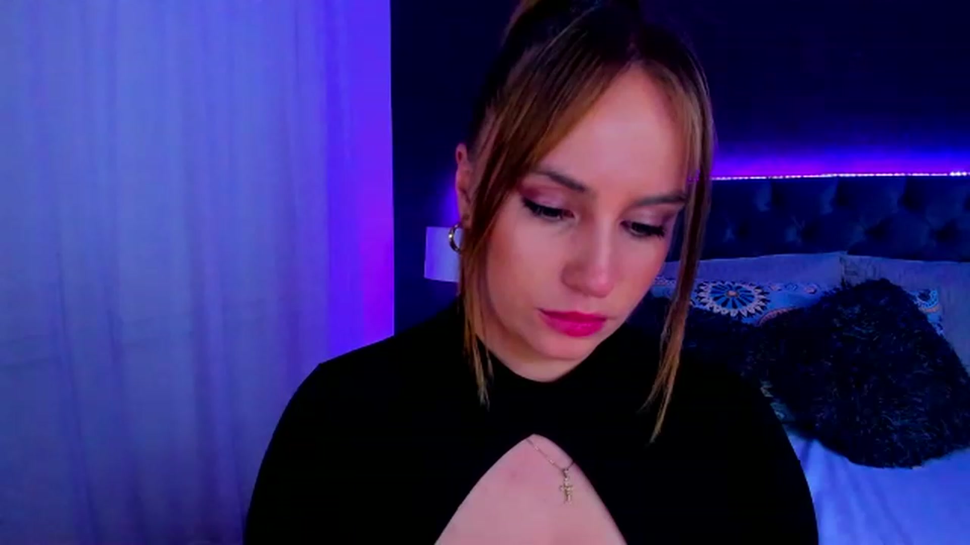 Gallery image thumbnail from Holly_Blonde1's myfreecams stream on, 11/24/2022, 06:54 image 1 of 20