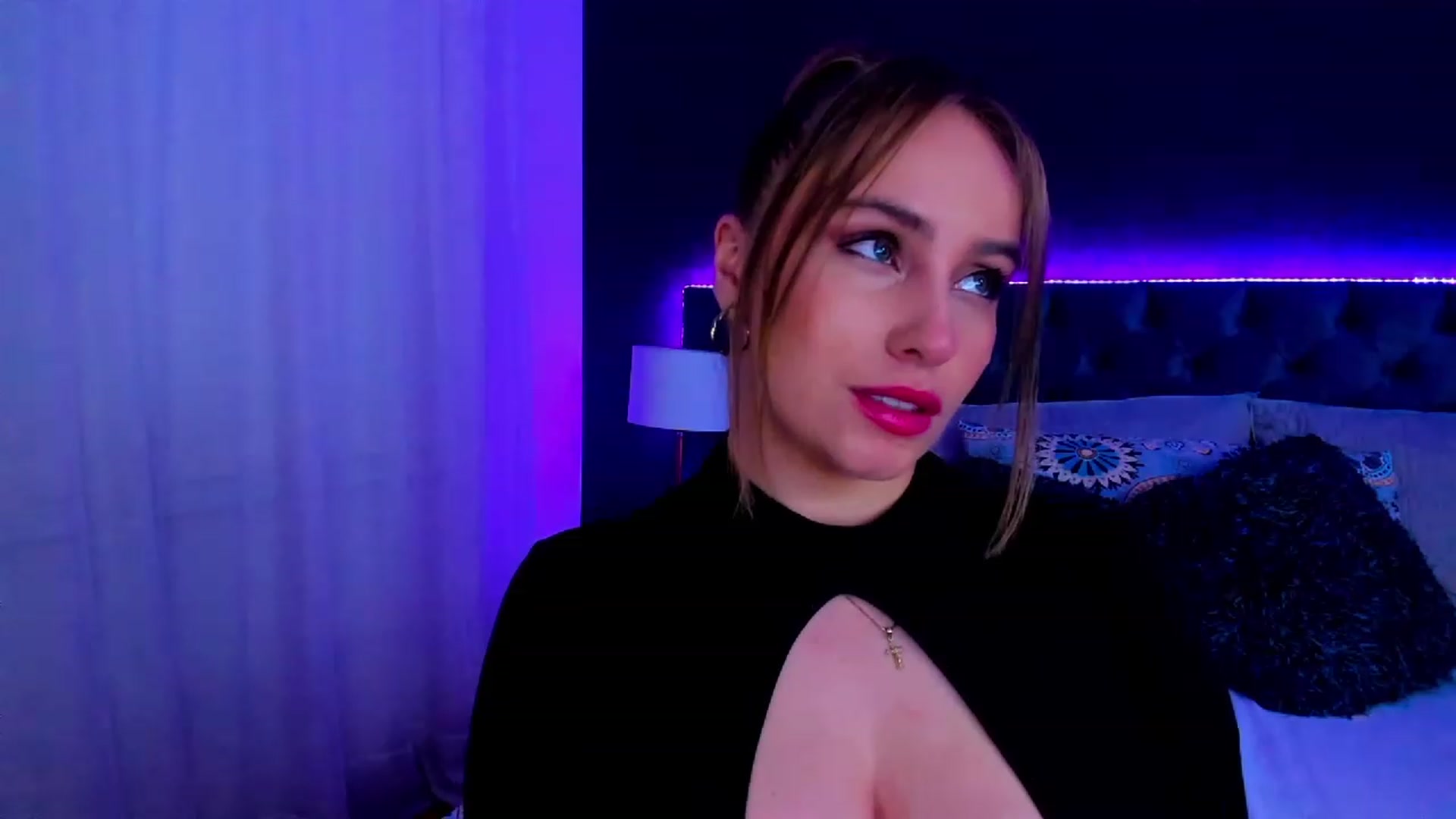 Gallery image thumbnail from Holly_Blonde1's myfreecams stream on, 11/24/2022, 06:54 image 9 of 20