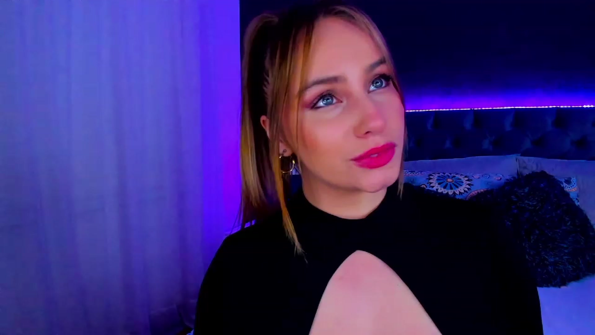 Gallery image thumbnail from Holly_Blonde1's myfreecams stream on, 11/24/2022, 06:54 image 12 of 20