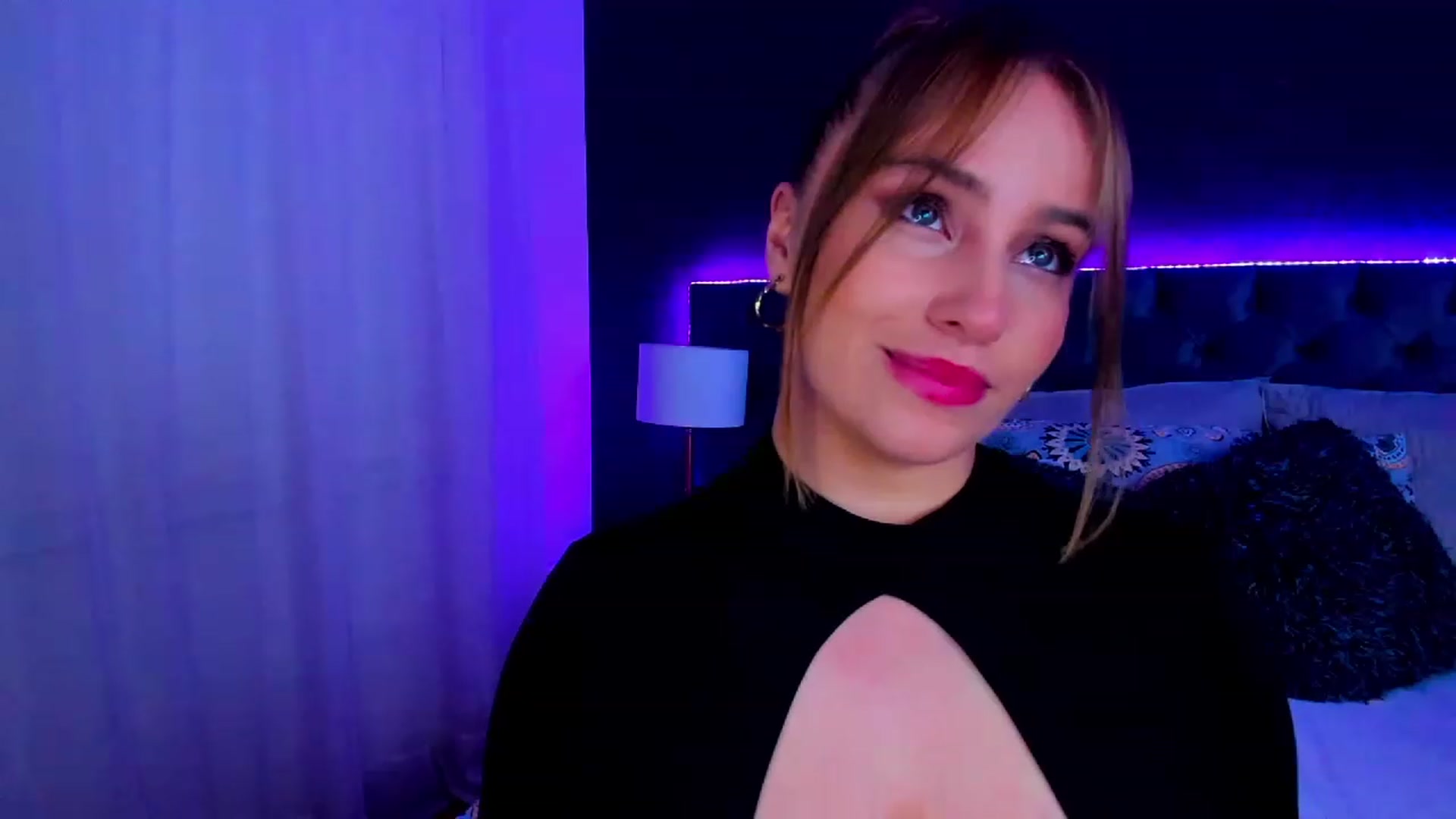 Gallery image thumbnail from Holly_Blonde1's myfreecams stream on, 11/24/2022, 06:54 image 17 of 20