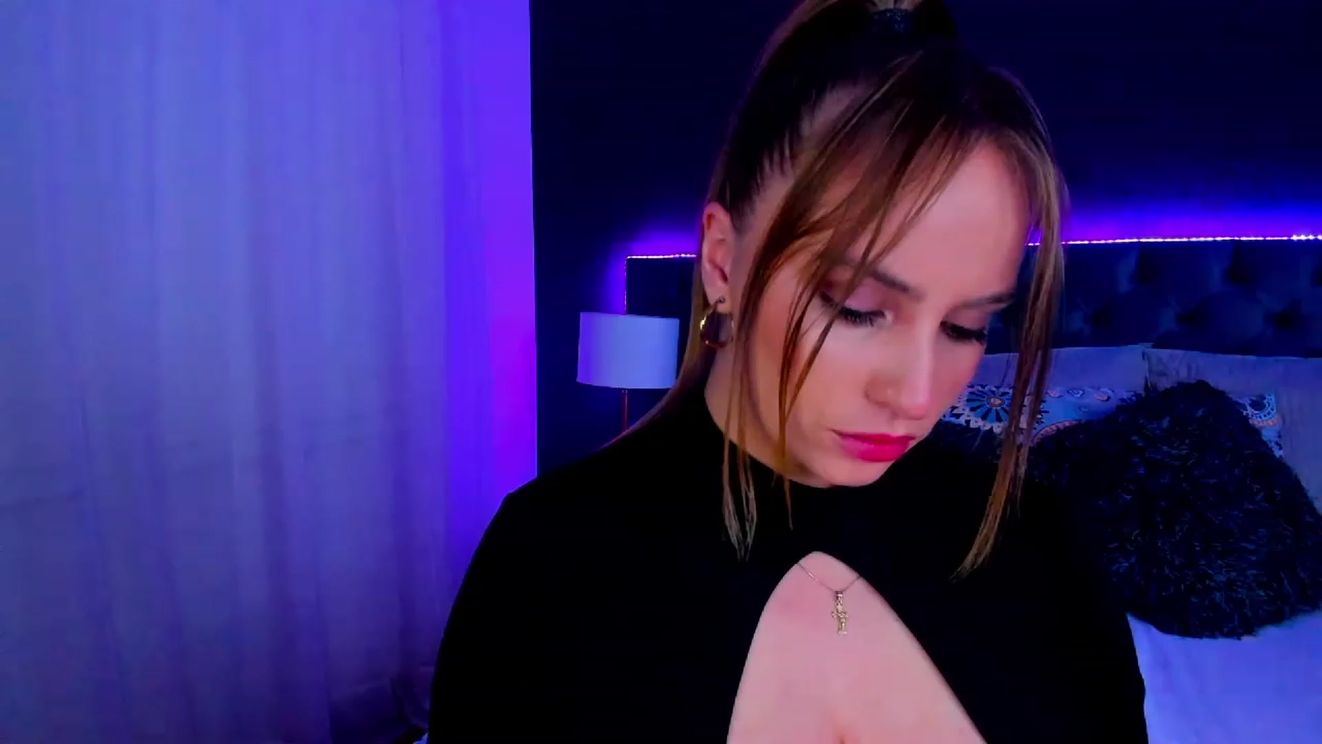 Gallery image thumbnail from Holly_Blonde1's myfreecams stream on, 11/24/2022, 06:54 image 19 of 20