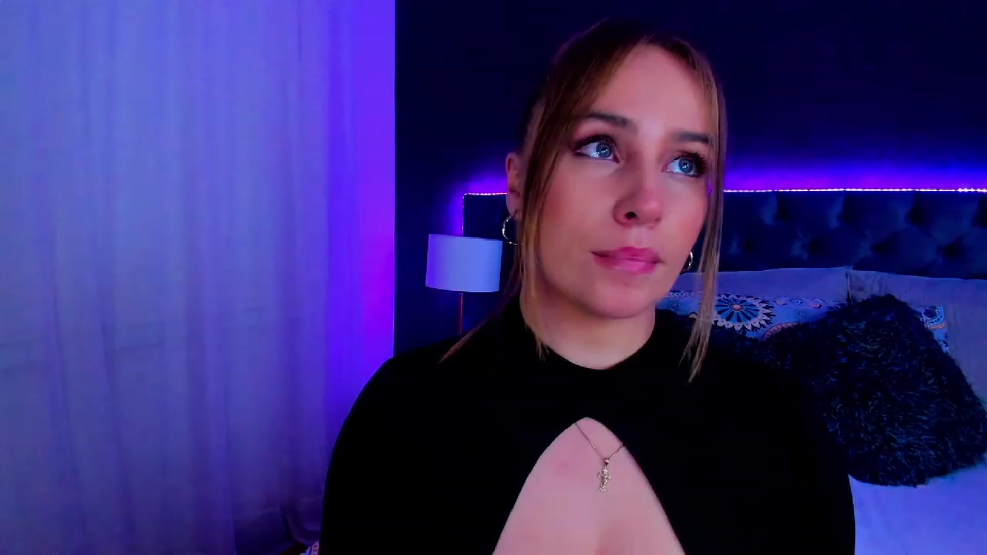 Gallery image thumbnail from Holly_Blonde1's myfreecams stream on, 11/24/2022, 06:54 image 5 of 20