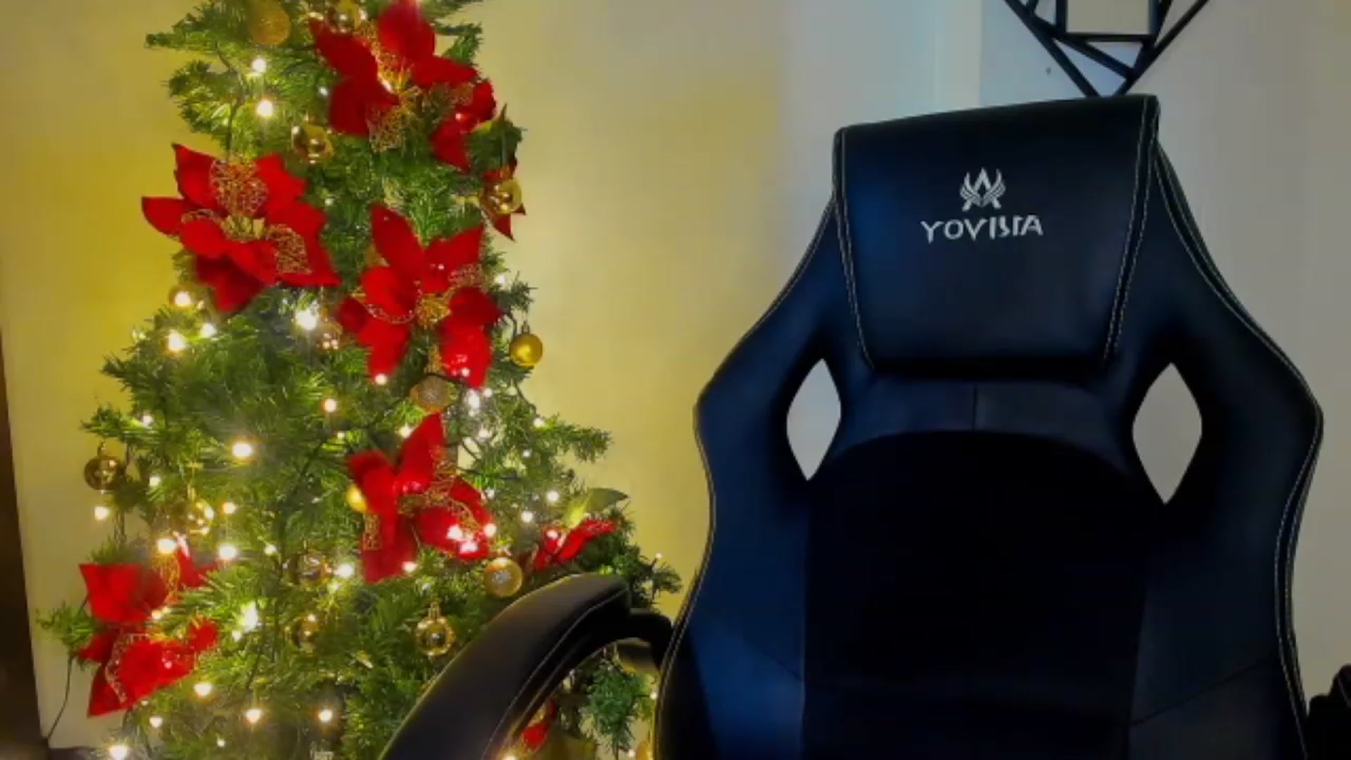 Gallery image thumbnail from Holly_Blonde1's myfreecams stream on, 12/26/2022, 07:39 image 13 of 20