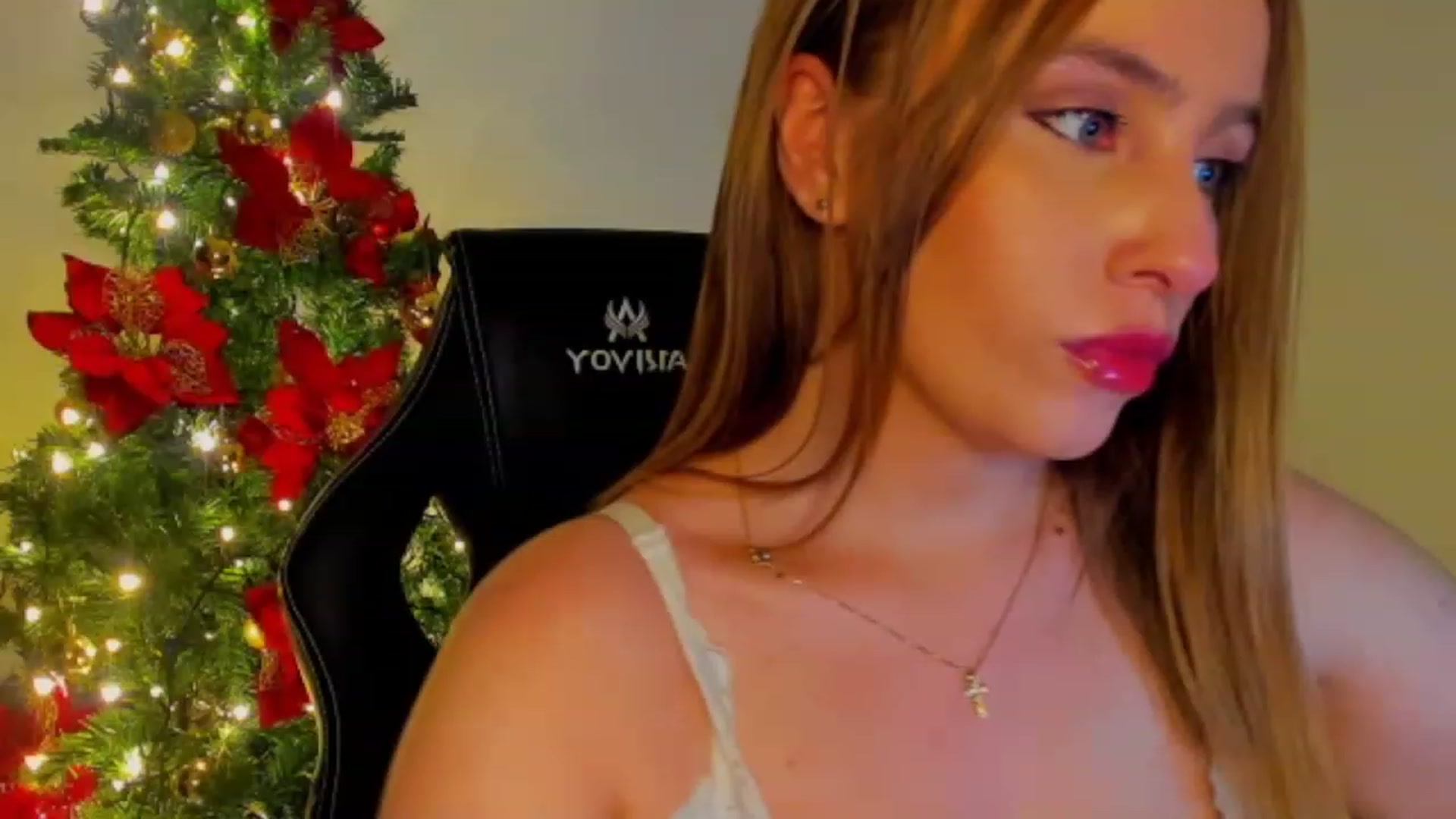 Gallery image thumbnail from Holly_Blonde1's myfreecams stream on, 12/26/2022, 07:39 image 15 of 20