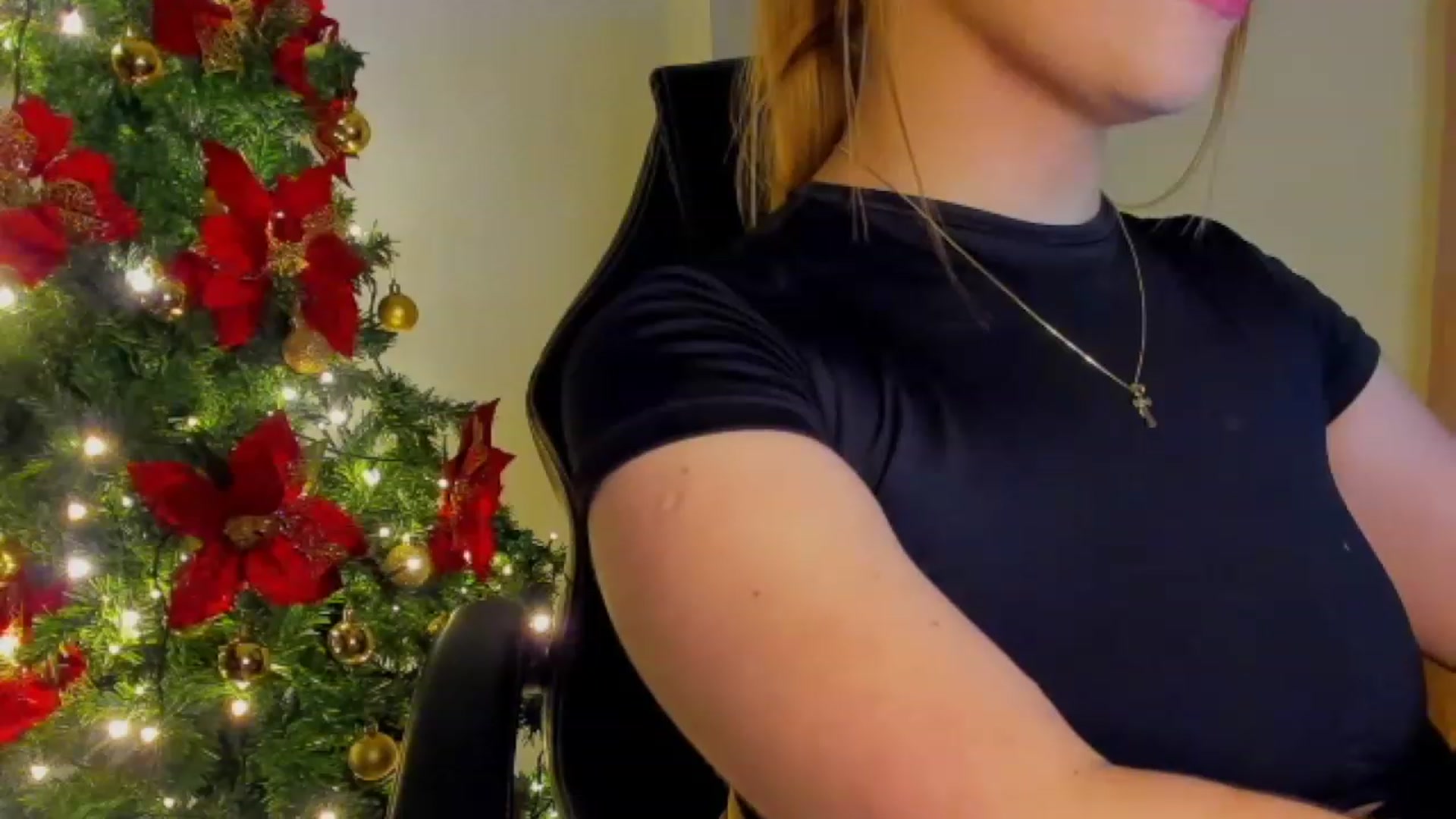 Gallery image thumbnail from Holly_Blonde1's myfreecams stream on, 12/27/2022, 07:16 image 3 of 20