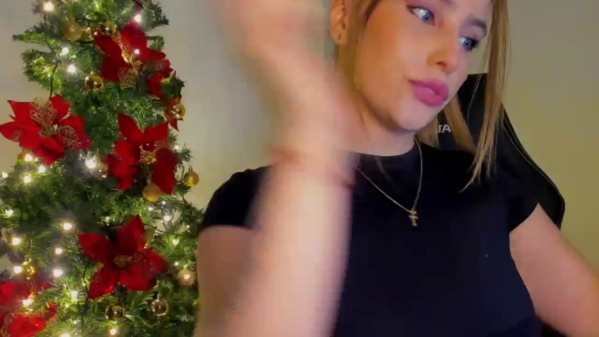 Gallery image thumbnail from Holly_Blonde1's myfreecams stream on, 12/27/2022, 07:16 image 2 of 20