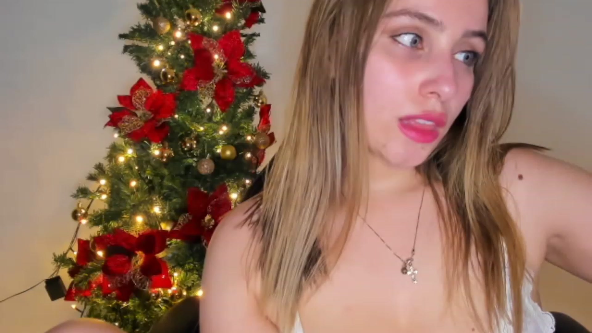 Gallery image thumbnail from Holly_Blonde1's myfreecams stream on, 12/31/2022, 18:30 image 3 of 20