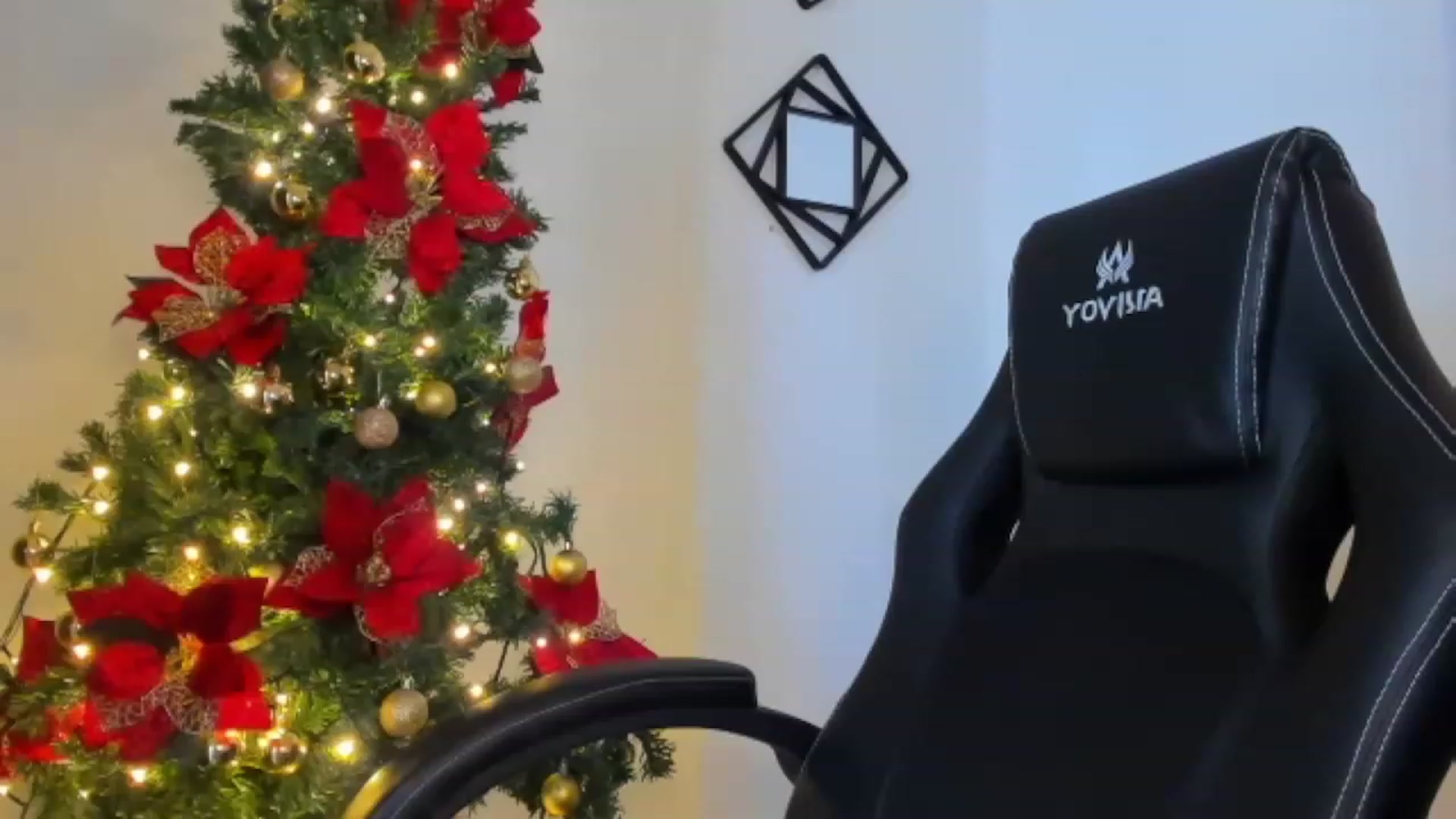 Gallery image thumbnail from Holly_Blonde1's myfreecams stream on, 12/31/2022, 19:04 image 18 of 20