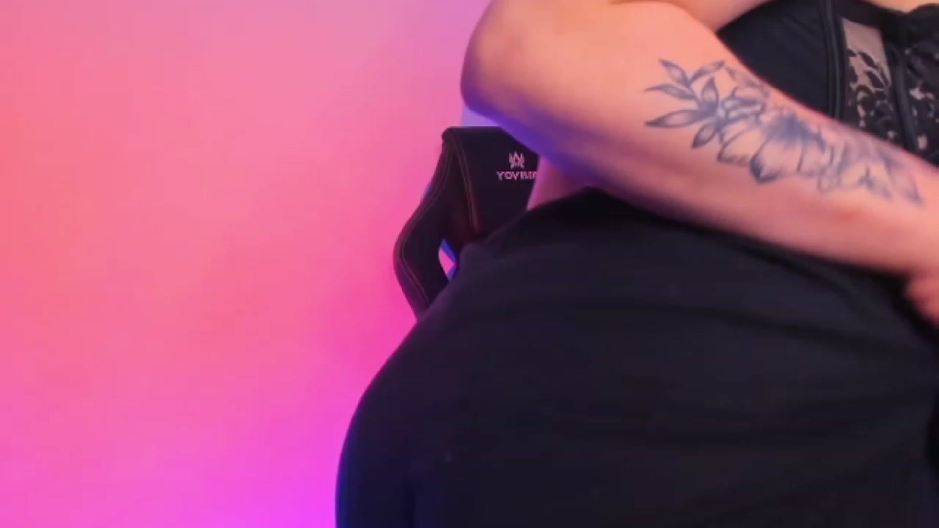 Gallery image thumbnail from Holly_Blonde1's myfreecams stream on, 01/17/2023, 18:28 image 14 of 20