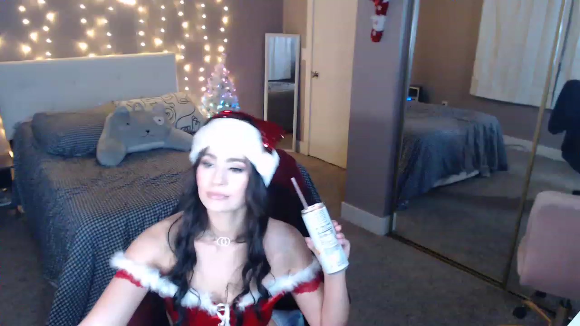 Gallery image thumbnail from Hollydollxo's myfreecams stream on, 12/26/2022, 09:09 image 10 of 20