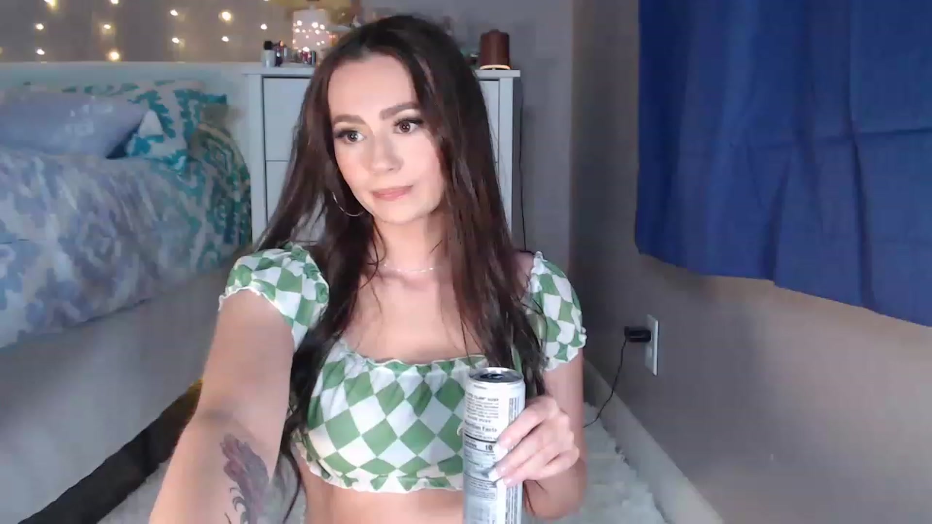 Gallery image thumbnail from Hollydollxo's myfreecams stream on, 05/20/2023, 06:26 image 3 of 20