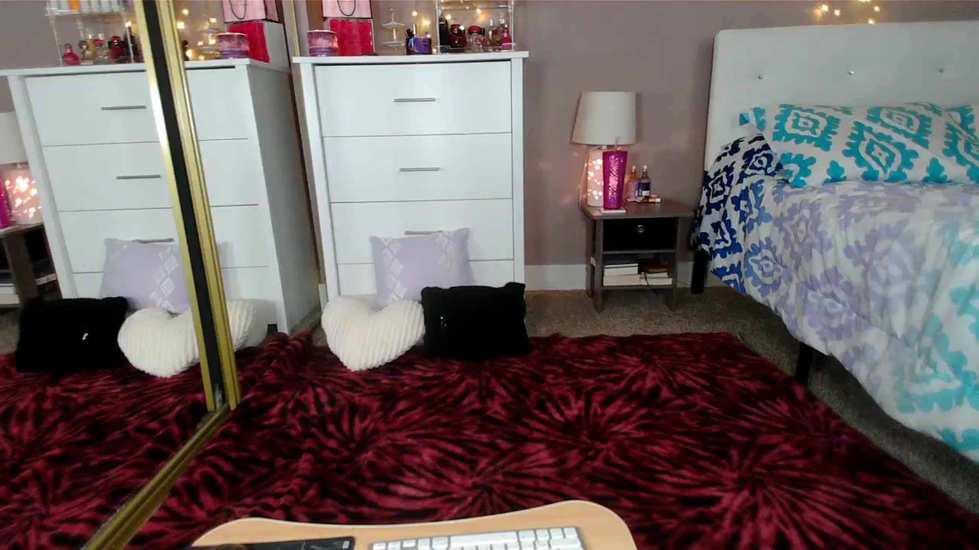 Gallery image thumbnail from Hollydollxo's myfreecams stream on, 06/19/2024, 23:40 image 10 of 20