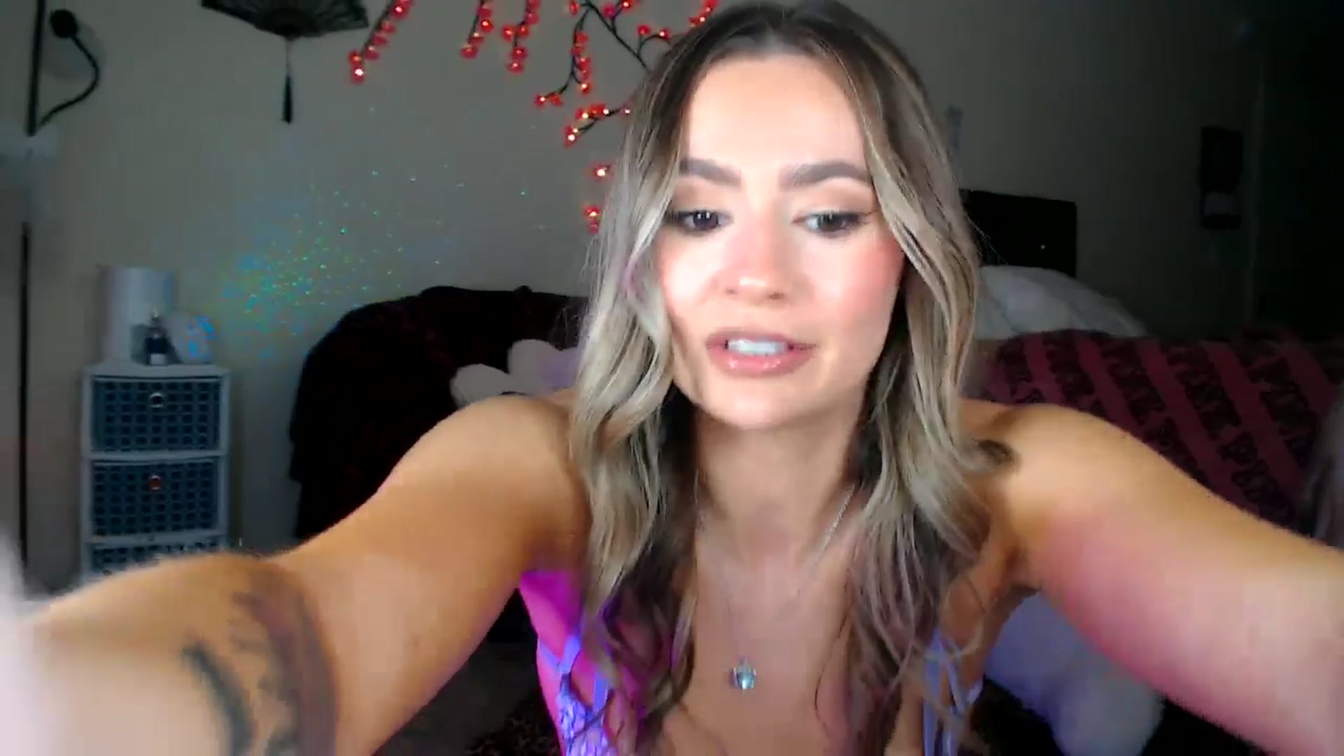 Gallery image thumbnail from Hollydollxo's myfreecams stream on, 11/24/2025, 20:42 image 15 of 20