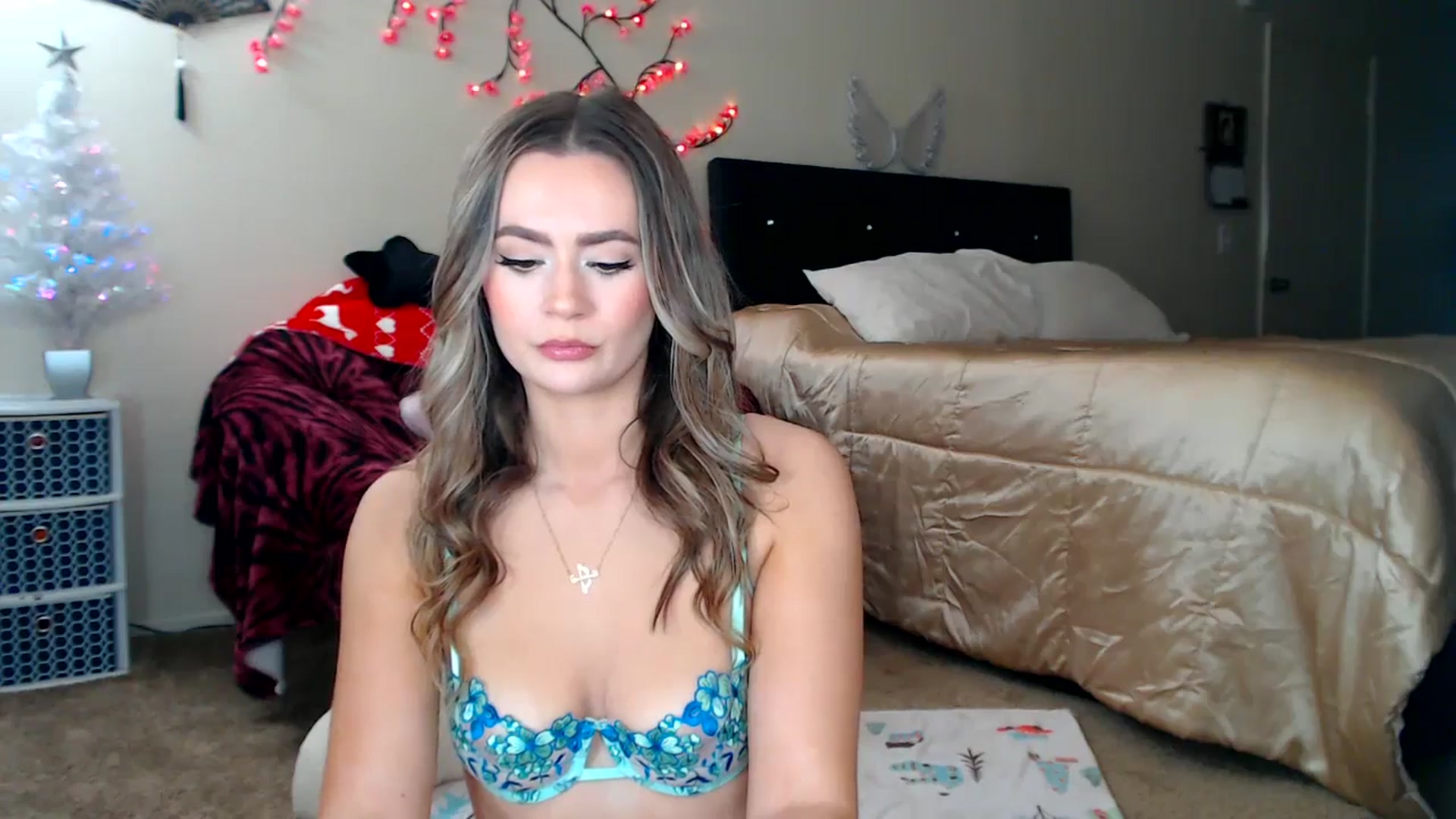 Gallery image thumbnail from Hollydollxo's myfreecams stream on, 12/02/2025, 20:17 image 3 of 20