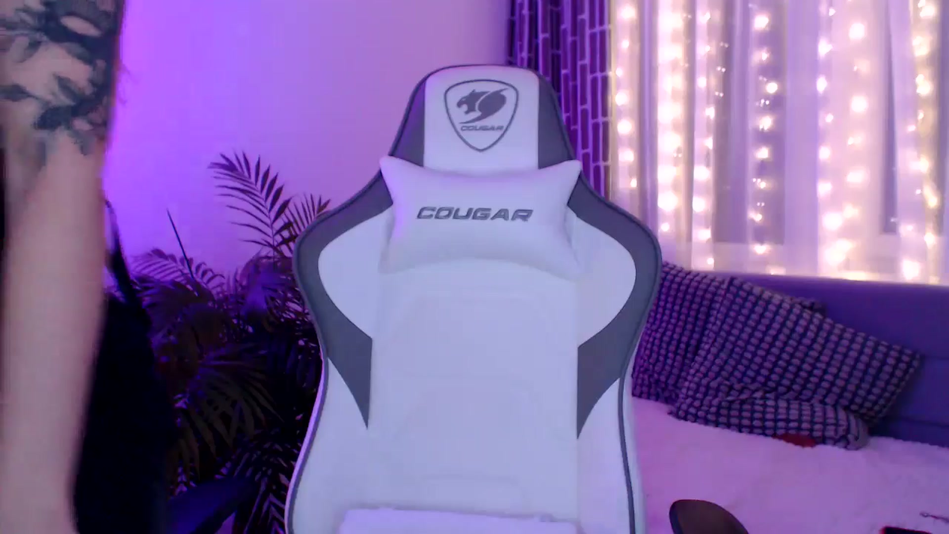 Gallery image thumbnail from HolyMeow's myfreecams stream on, 12/25/2024, 24:00 image 6 of 20