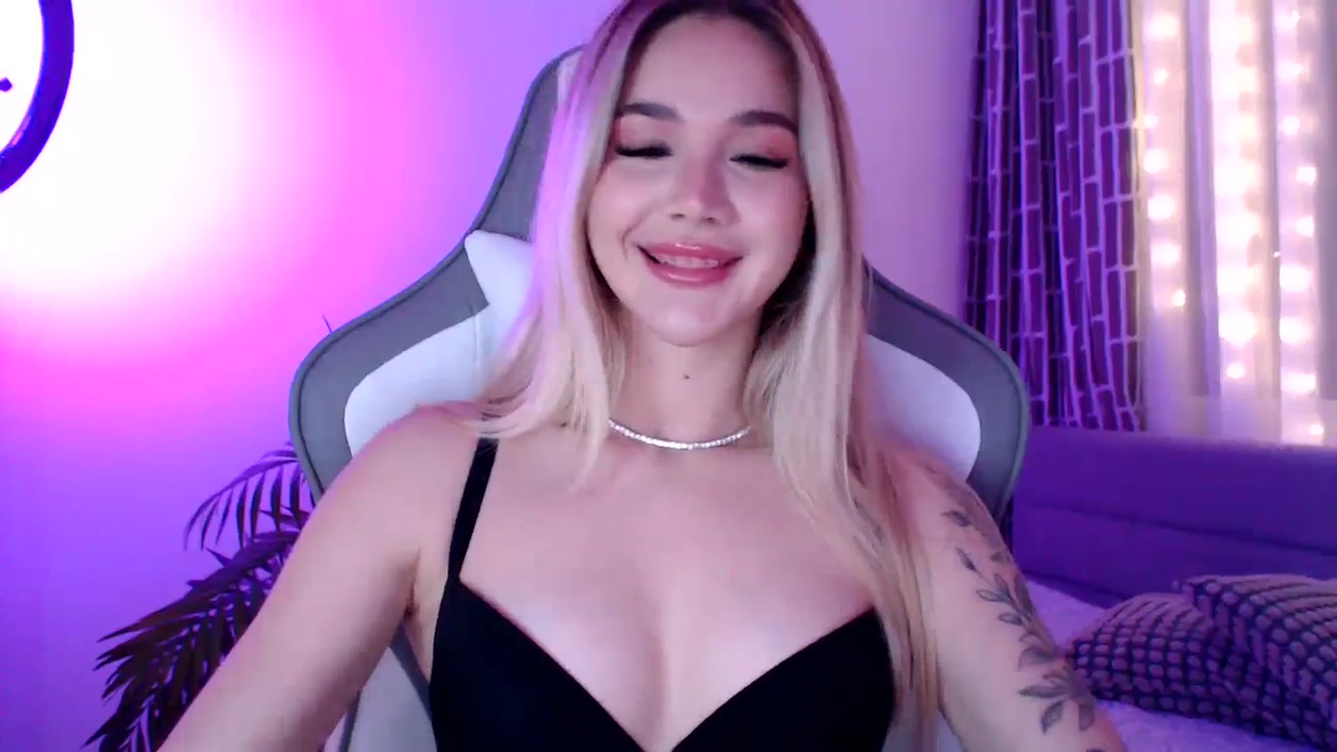 Gallery image thumbnail from HolyMeow's myfreecams stream on, 12/27/2024, 16:27 image 15 of 20