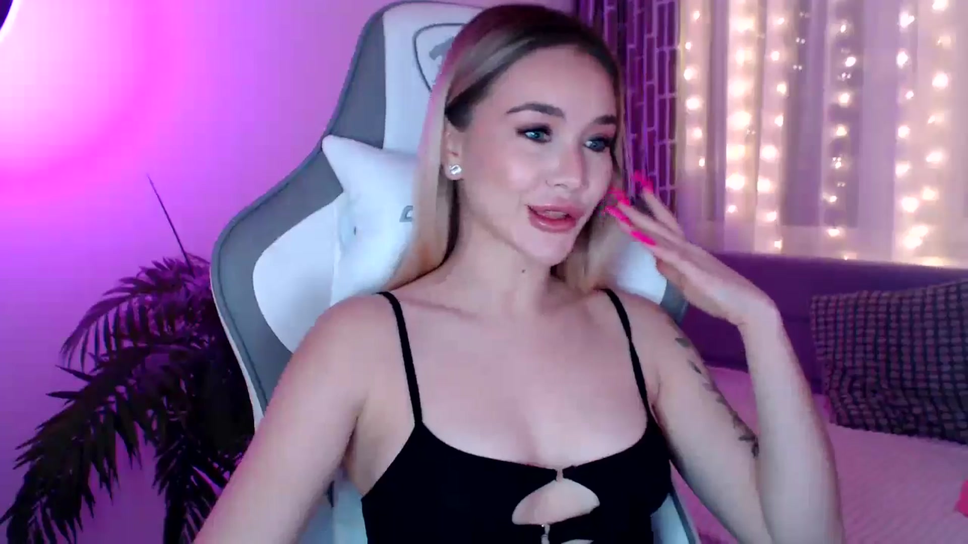 Gallery image thumbnail from HolyMeow's myfreecams stream on, 12/30/2024, 23:01 image 9 of 20