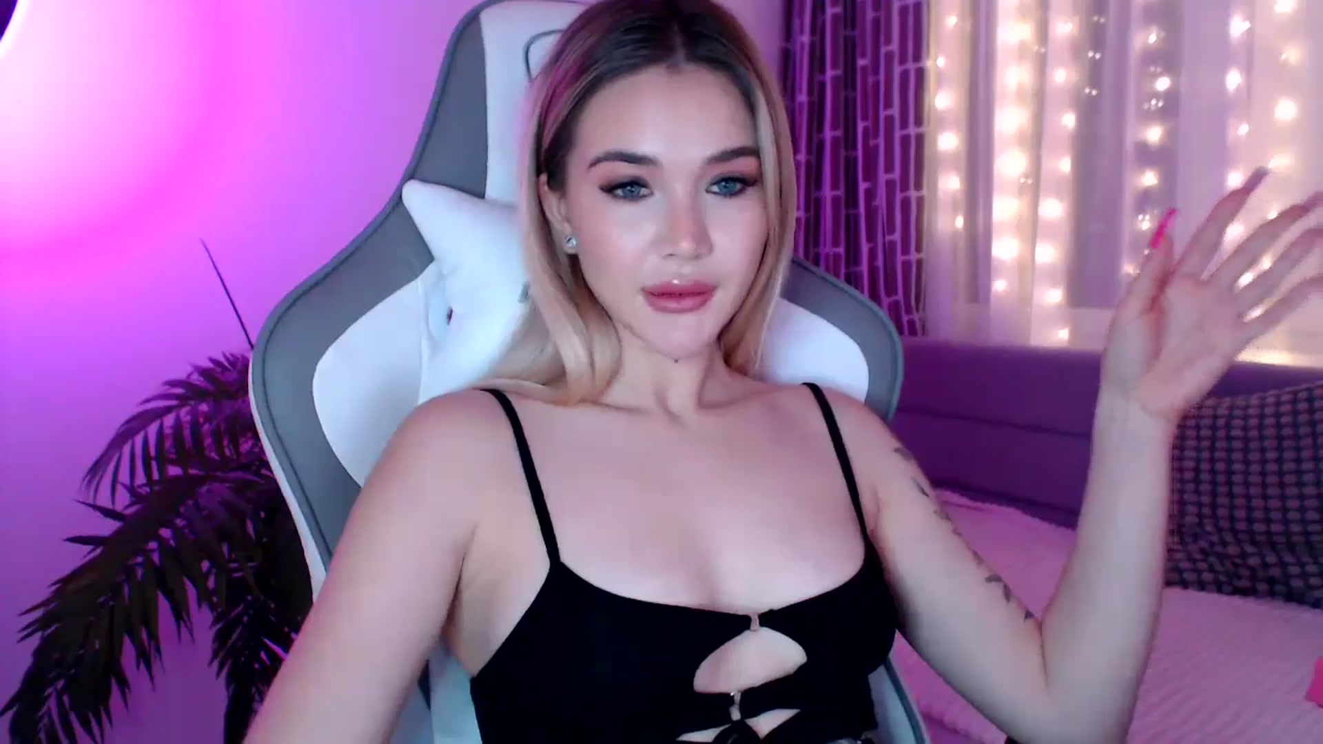 Gallery image thumbnail from HolyMeow's myfreecams stream on, 12/30/2024, 23:01 image 17 of 20