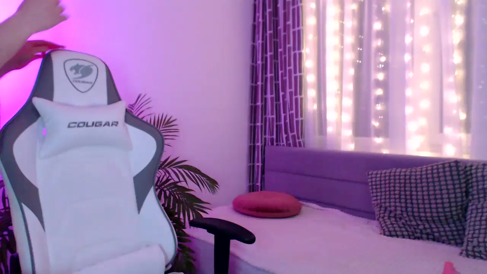Gallery image thumbnail from HolyMeow's myfreecams stream on, 12/30/2024, 23:01 image 1 of 20