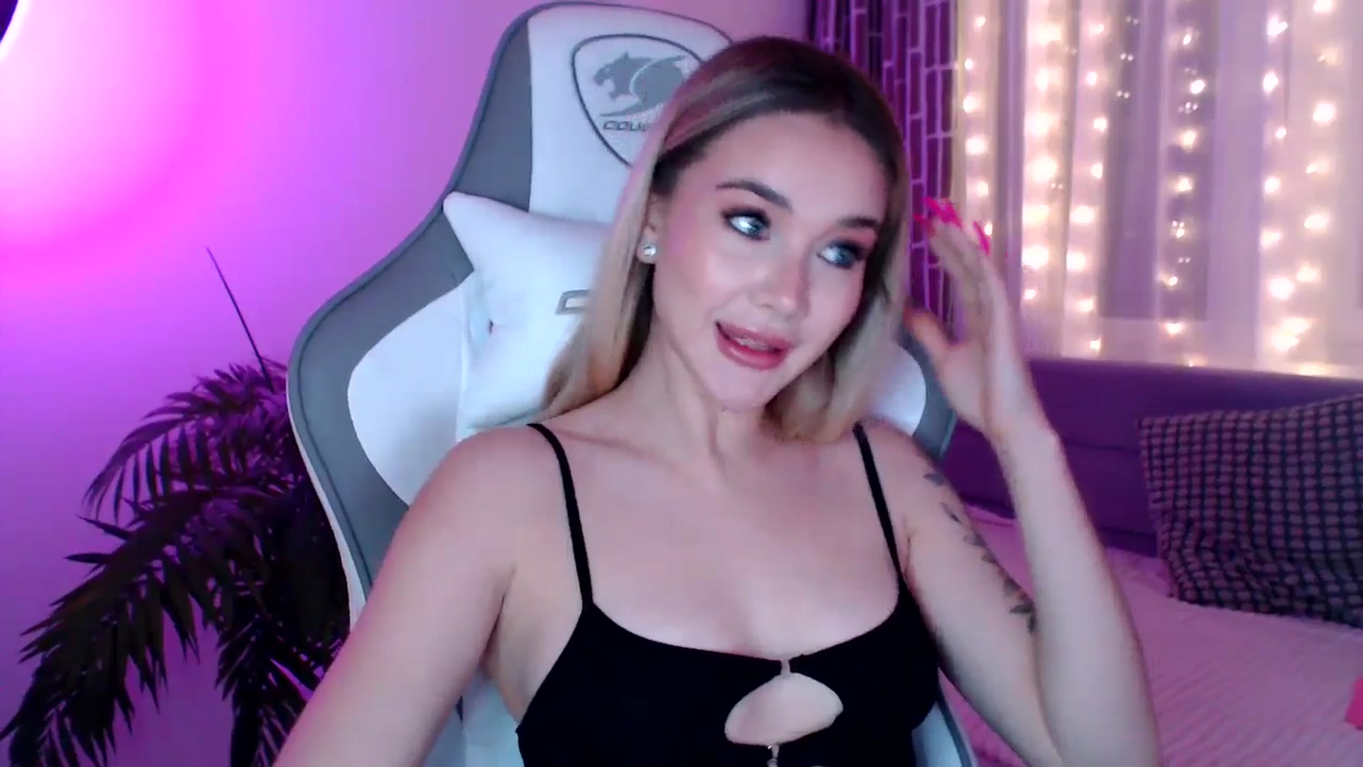 Gallery image thumbnail from HolyMeow's myfreecams stream on, 12/30/2024, 23:01 image 13 of 20