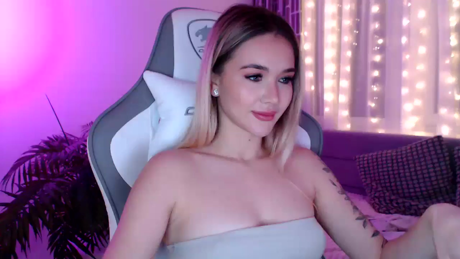 Gallery image thumbnail from HolyMeow's myfreecams stream on, 12/31/2024, 02:28 image 7 of 20