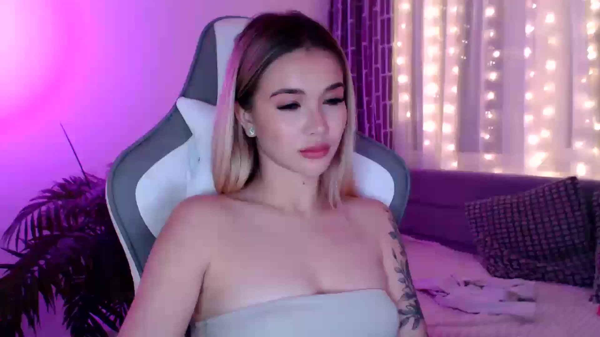 Gallery image thumbnail from HolyMeow's myfreecams stream on, 12/31/2024, 02:28 image 20 of 20